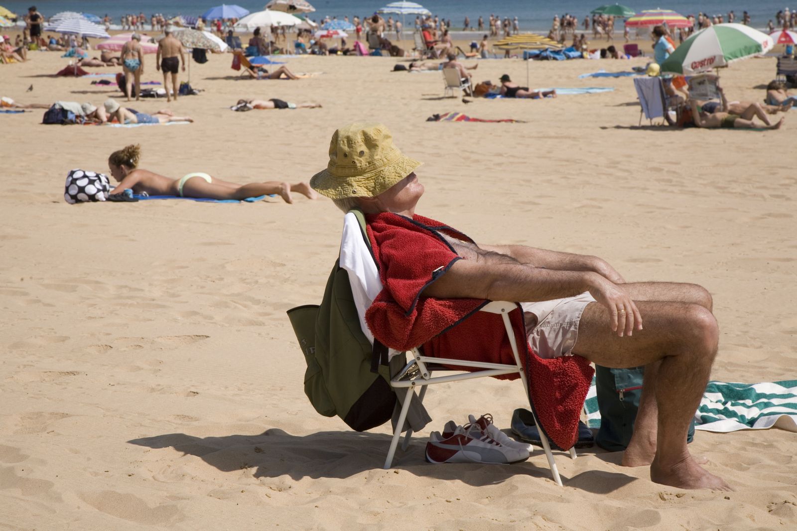 Una persona toma el Sol en la playa