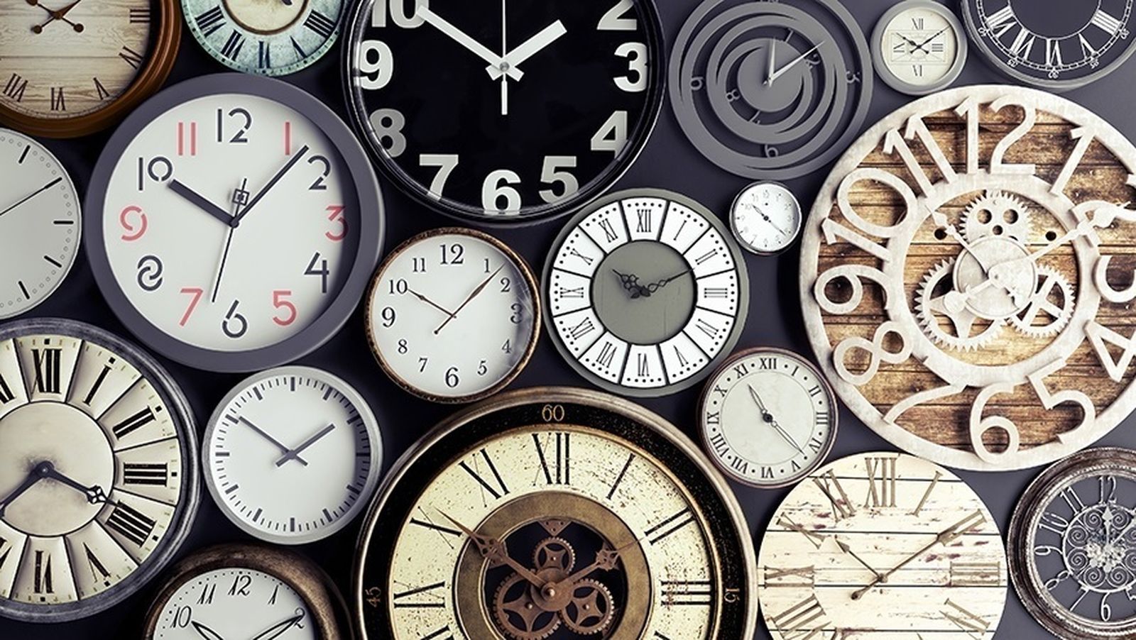 Varios relojes en una pared