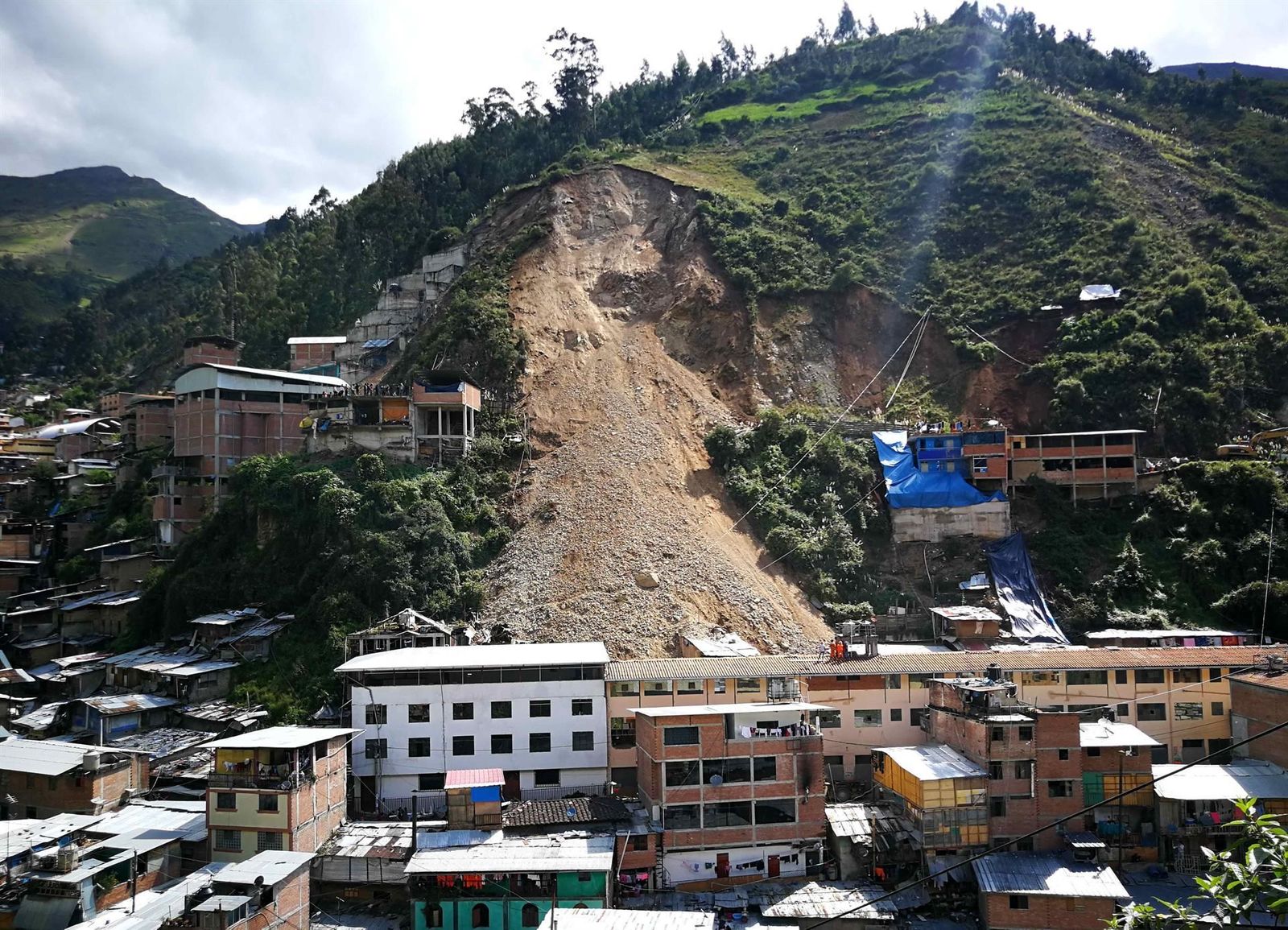 Impactantes imágenes del derrumbe de una colina en Perú