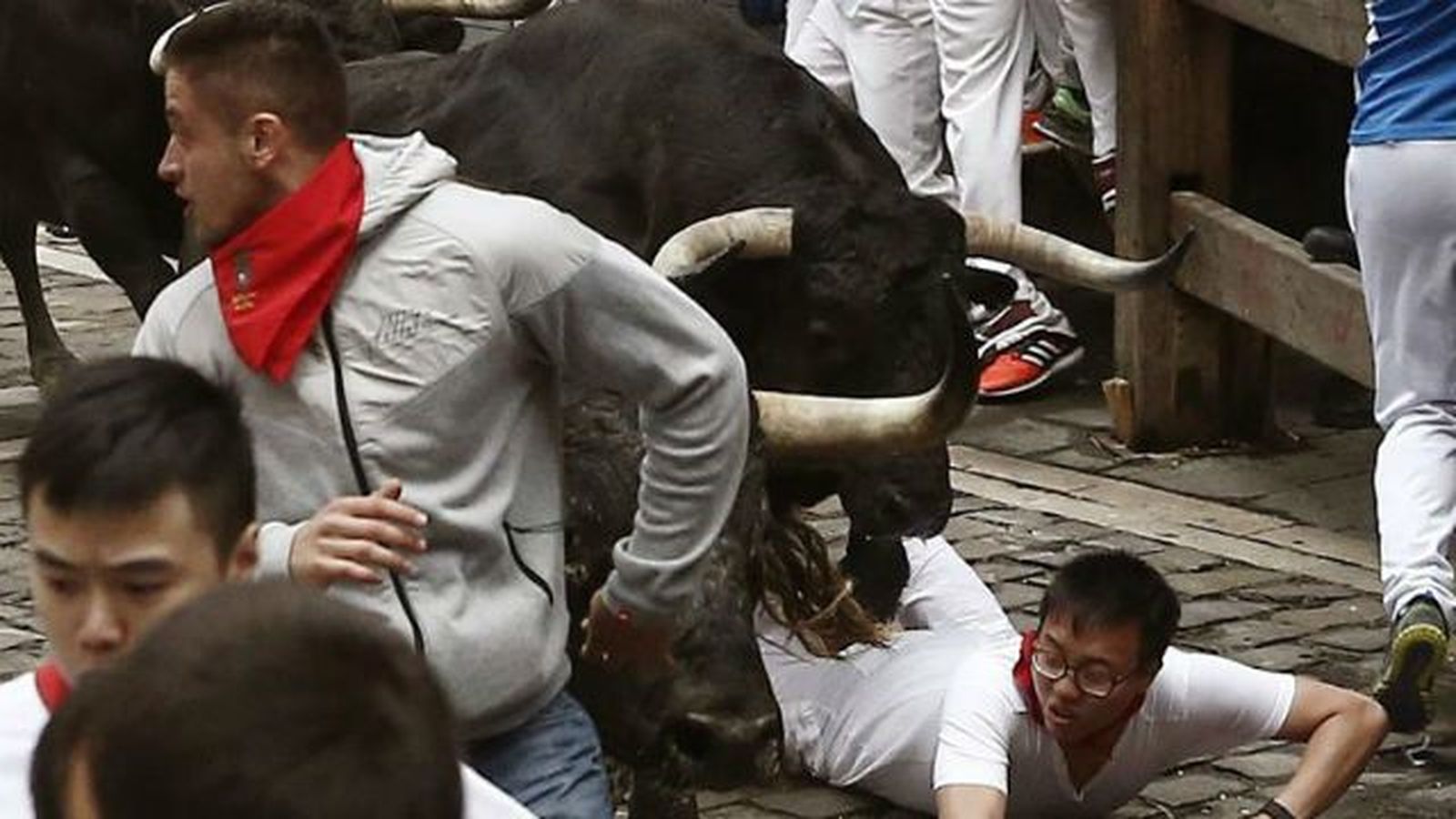 Rápido, noble y limpio encierro de los toros de Victoriano en los sanfermines