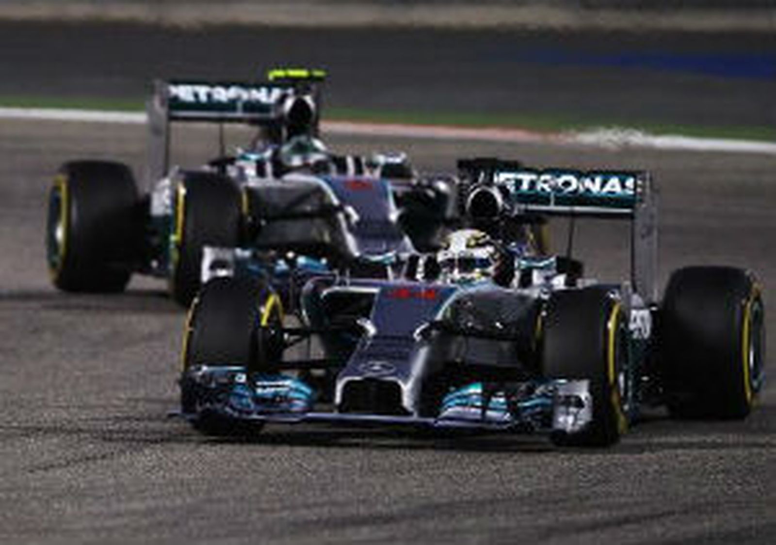 Hamilton seguido de Rosberg