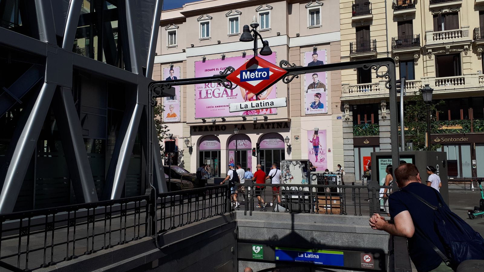 Boca de metro de La Latina