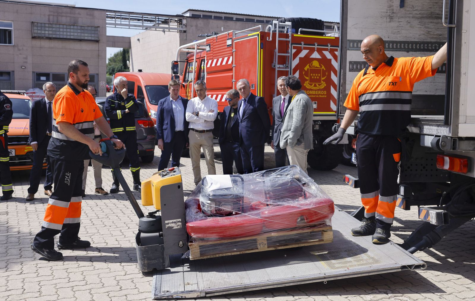 Madrid envía a Ucrania material de rescate tras la voladura de la presa de Kajovka