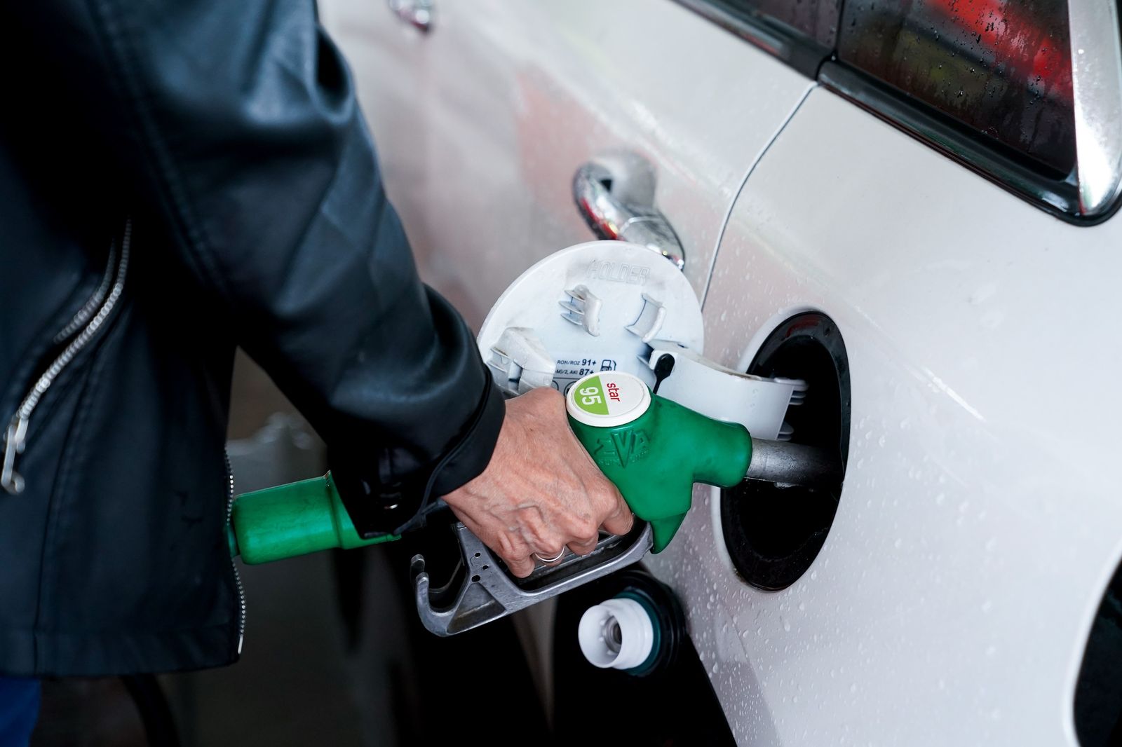 Una mujer recarga el coche con gasolina