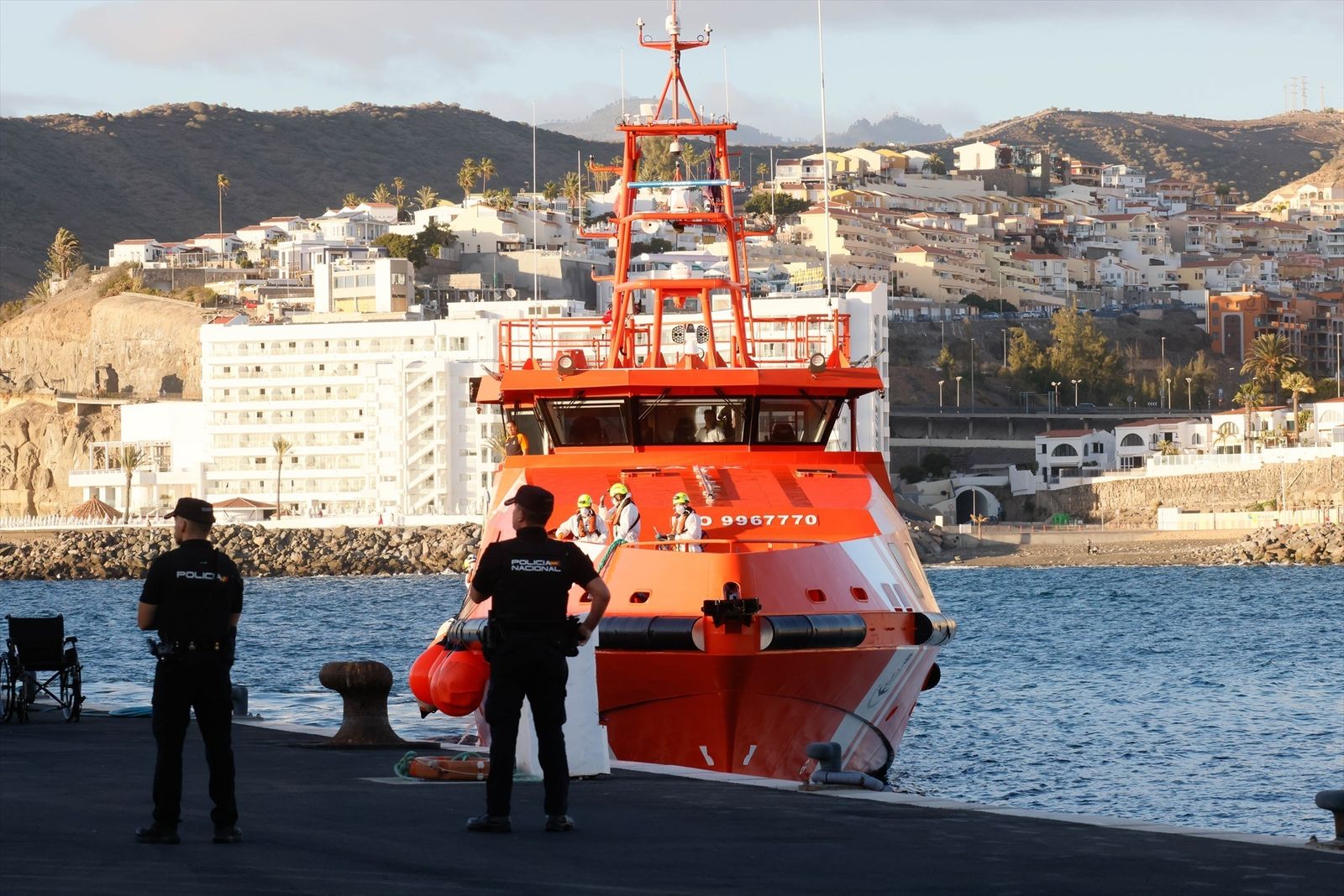 Varios migrantes son rescatados y trasladados por Salvamento Marítimo al puerto de Arguineguín