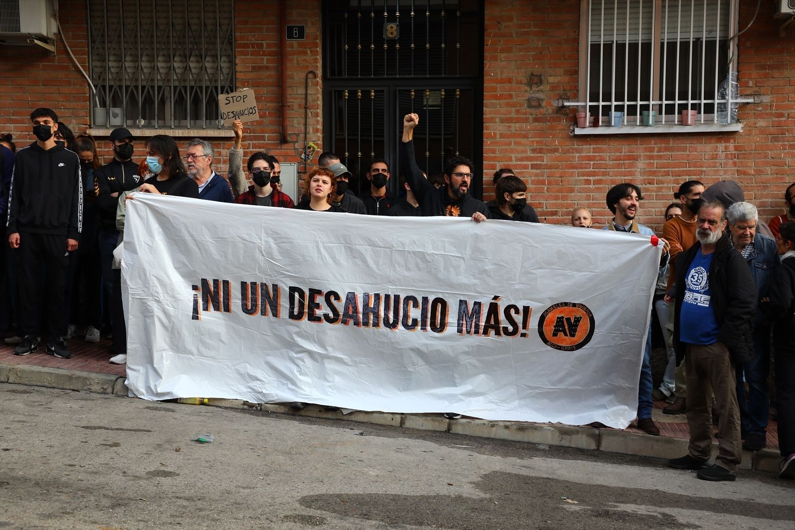 Manifestantes durante el intento de desahucio de Pau, en San Sebastián de los Reyes