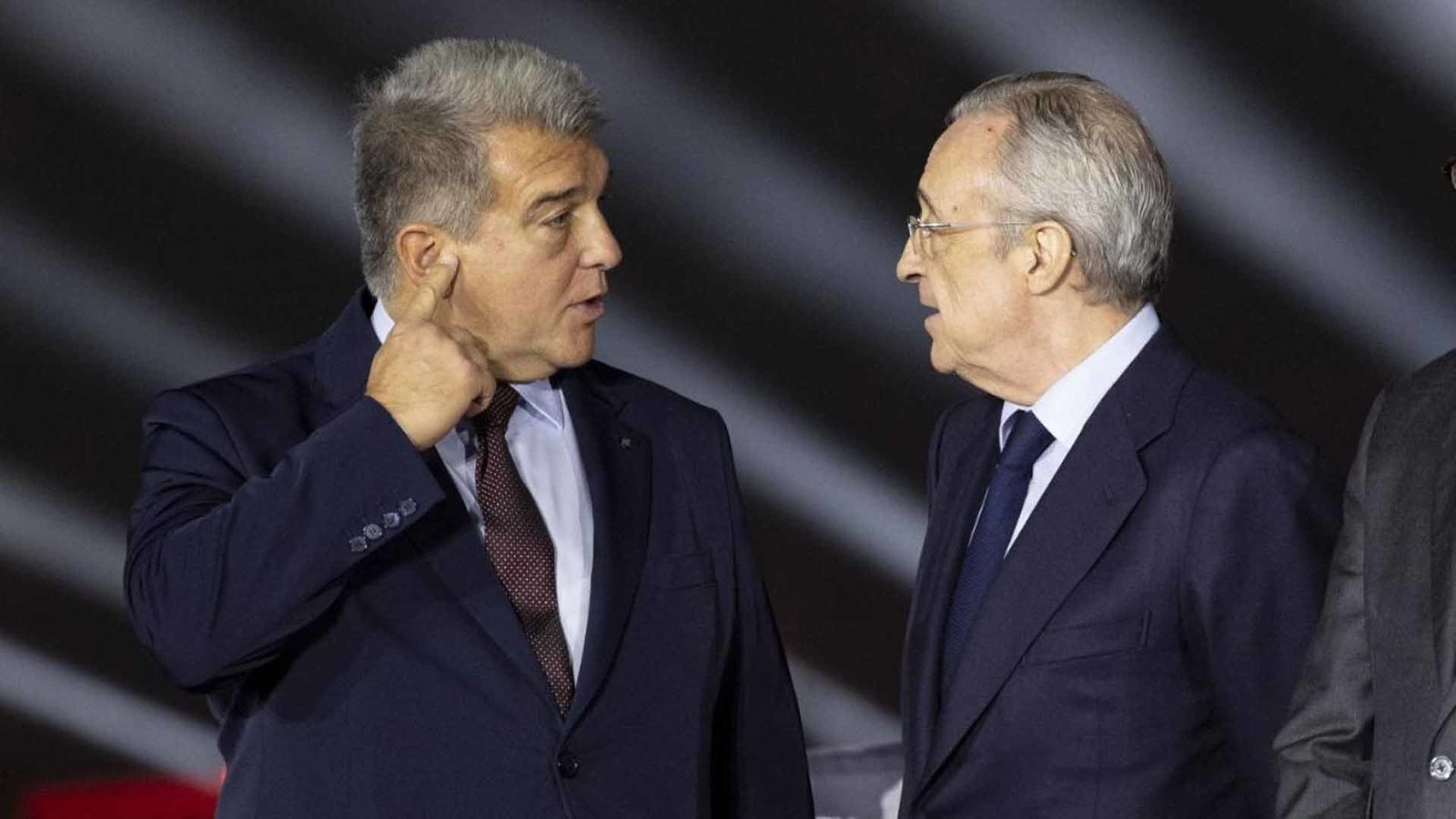 El Barça lleva a Florentino a los juzgados por una demanda de calumnias por el 'caso Negreira'