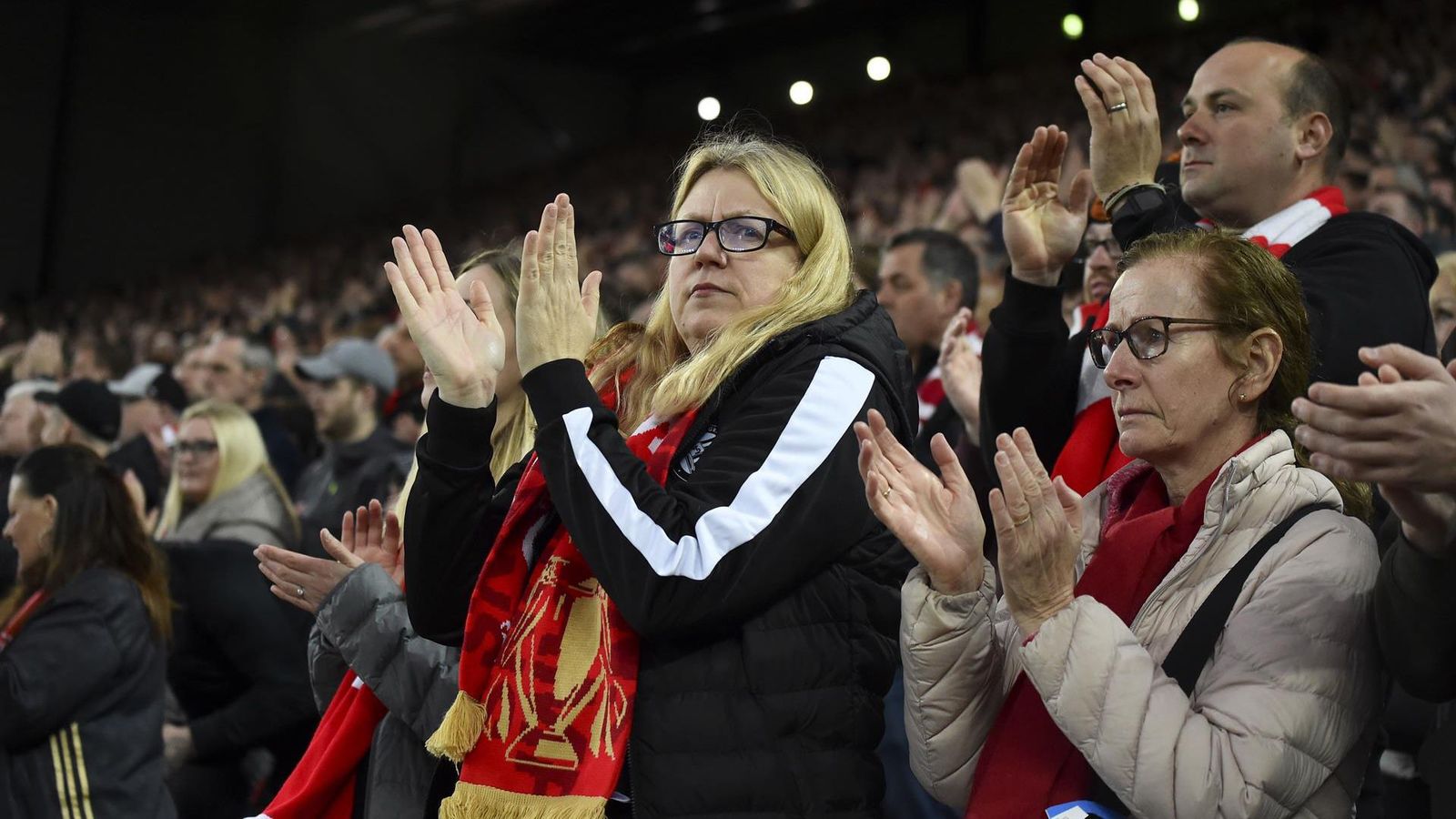 El emotivo homenaje de la afición del Liverpool a Cristiano Ronaldo