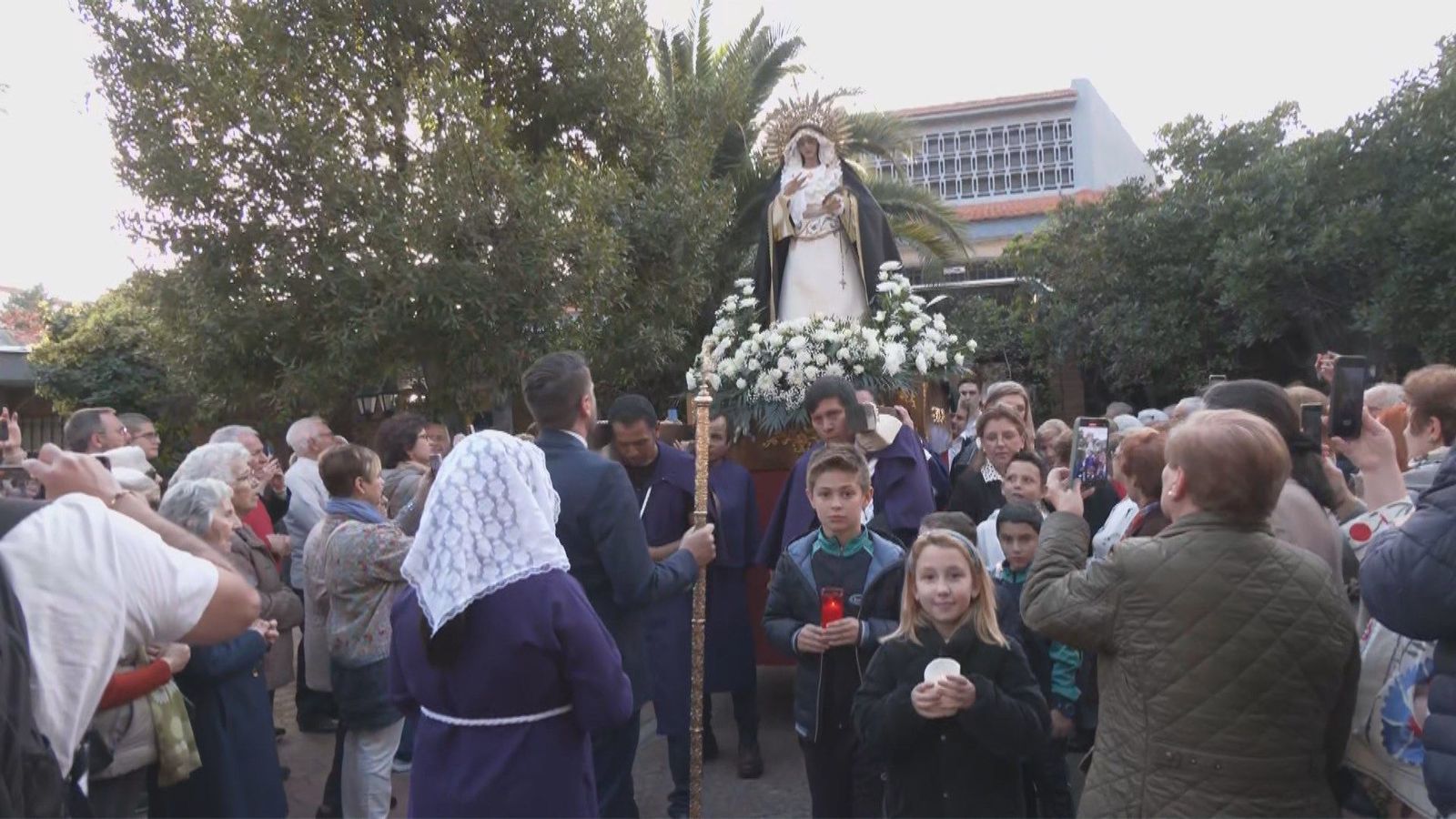 La primera procesión de Semana Santa en Madrid recorre Las Águilas