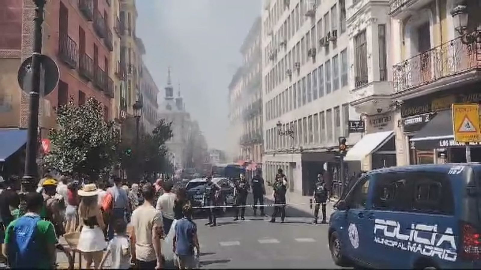 La Calle Mayor cortada por el incendio en el número 68, este jueves