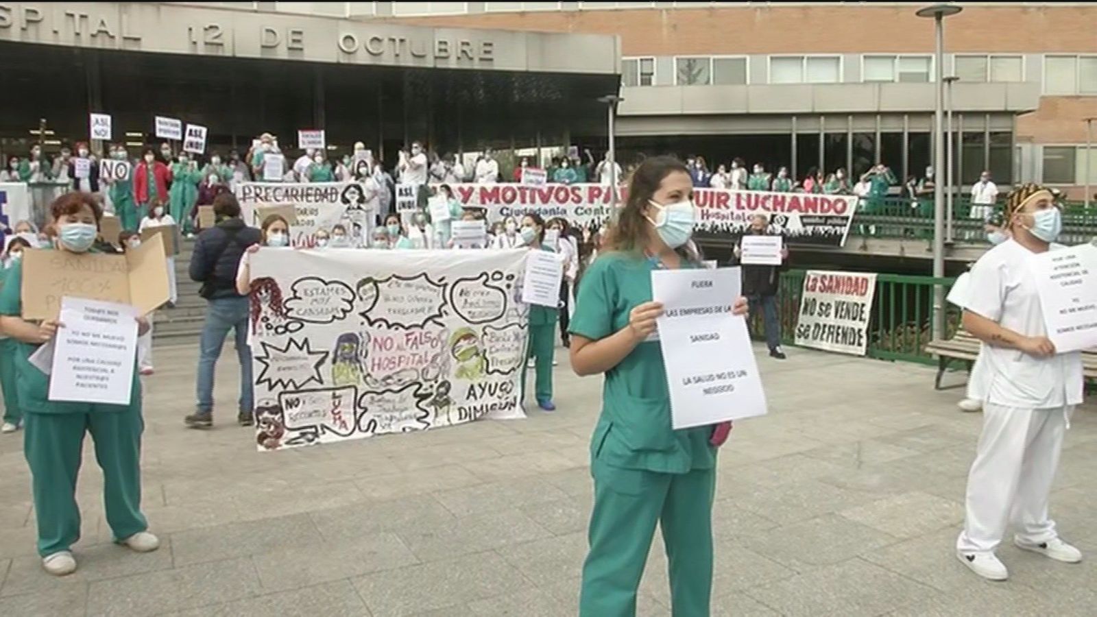 Protesta de sanitarios contra la precariedad de sus contratos y los traslados al hospital de pandemias