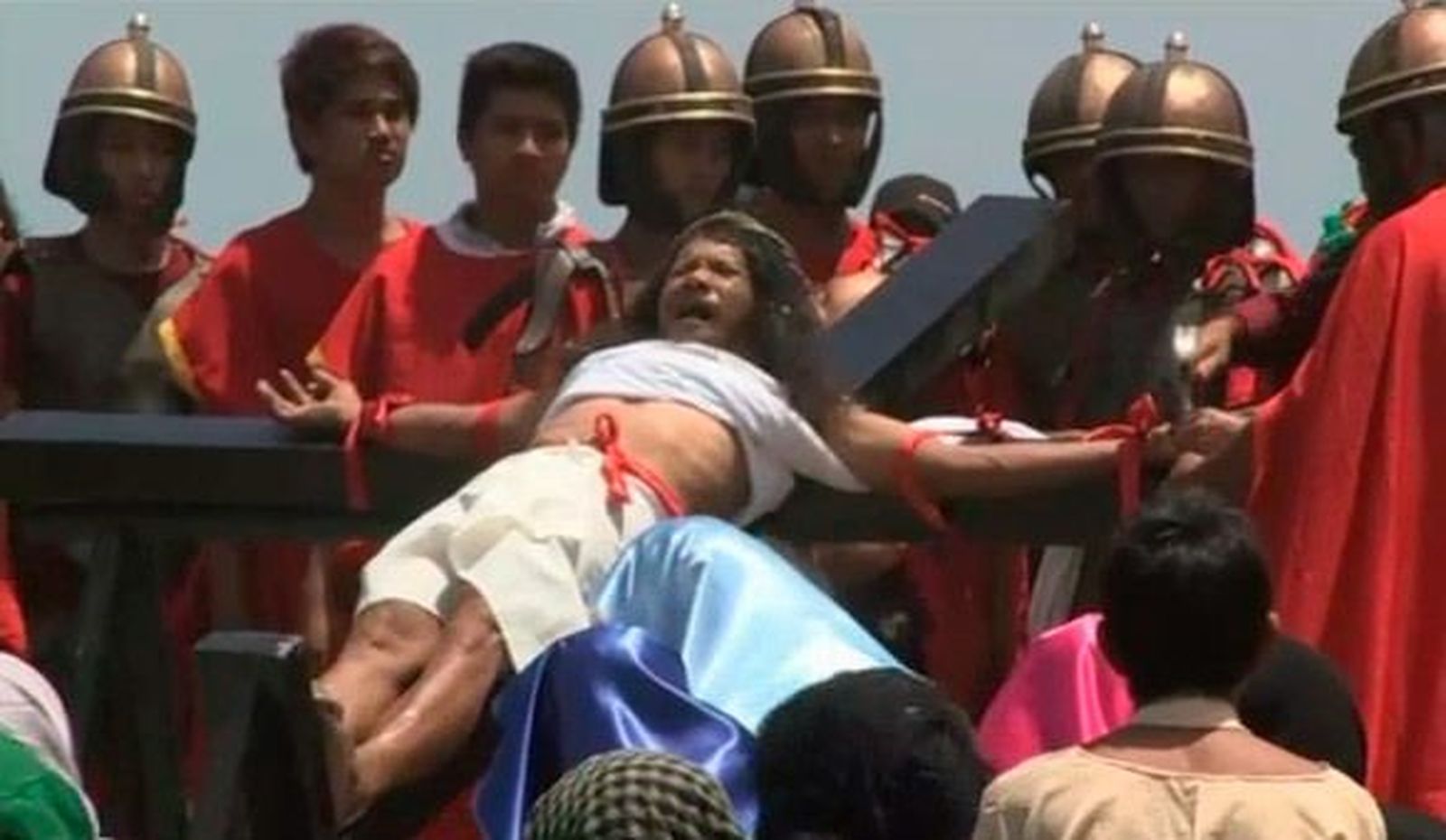 Crucificados y flagelantes expresan el fervor más extremo en Filipinas