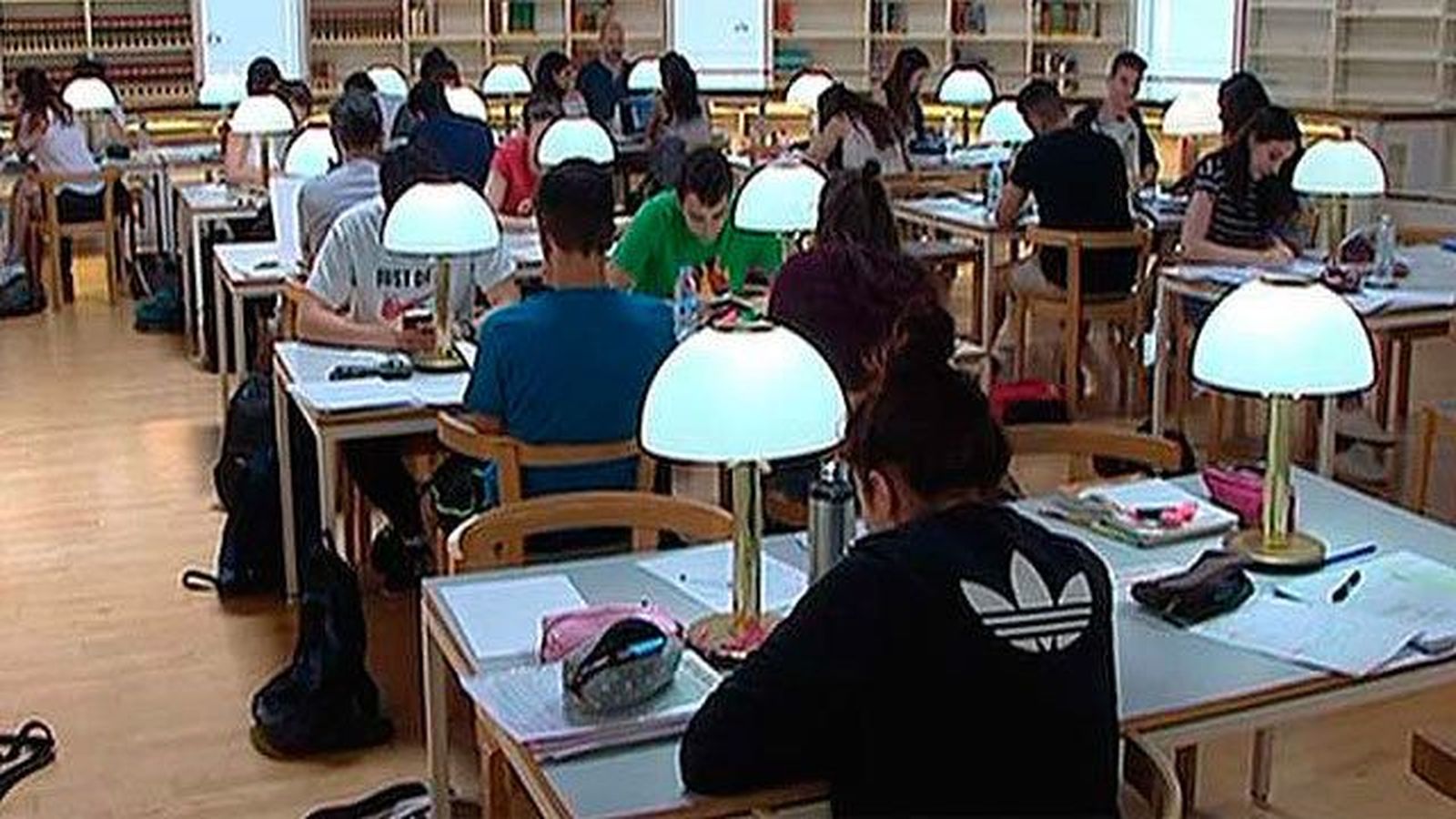 El Gobierno aprueba el Real Decreto de becas al que destina 1.420 millones de euros