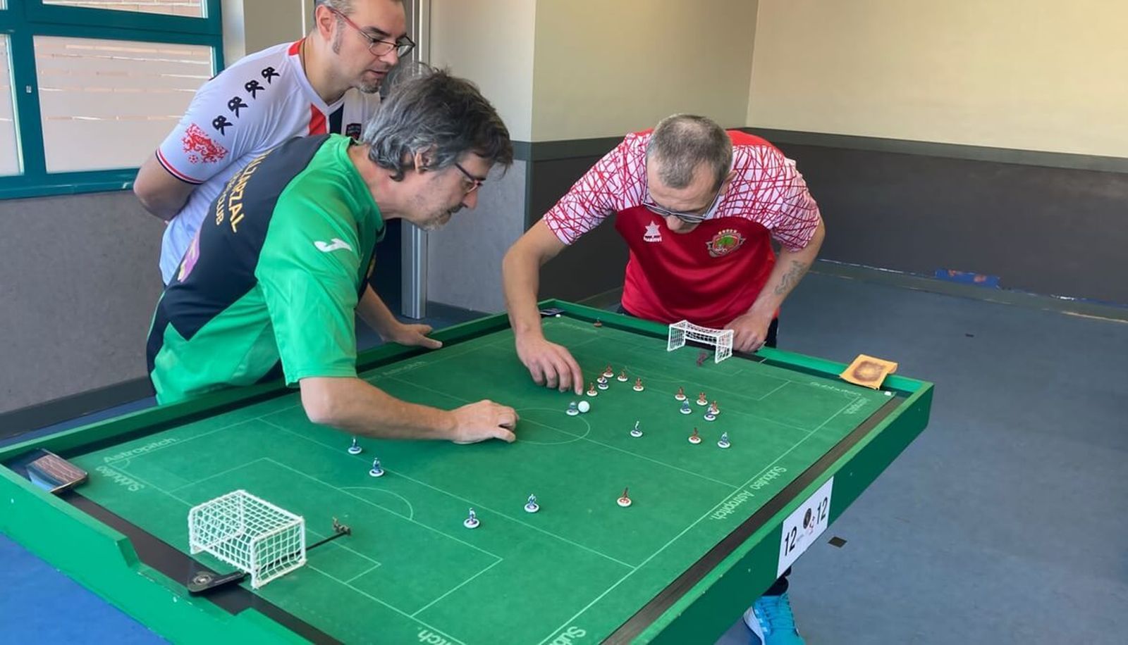 Disputa de un partido de fútbol de mesa