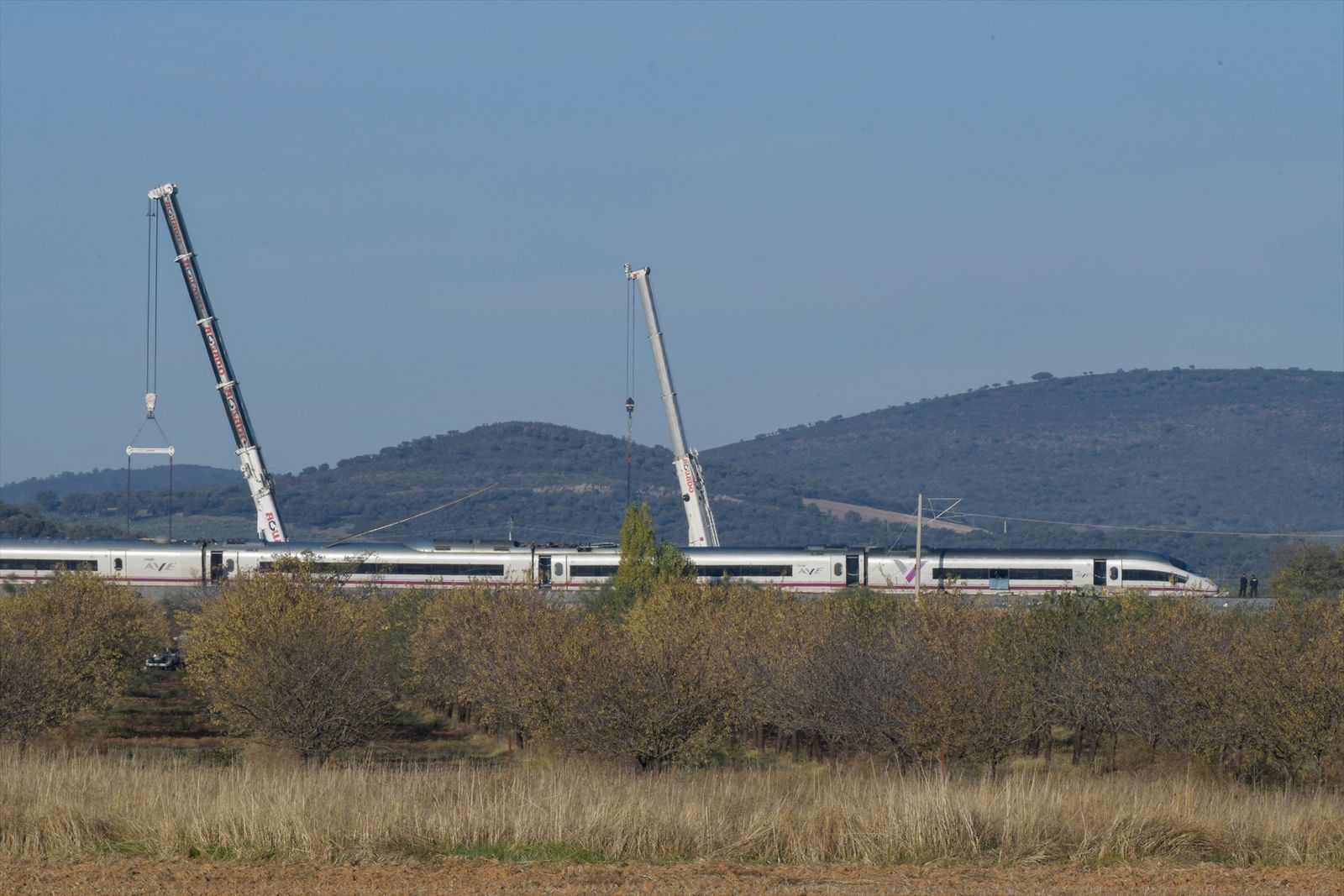 EuropaPress_7876659_gruas_trabajando_labores_desescombro_accidente_ferroviario_urda_29_octubre