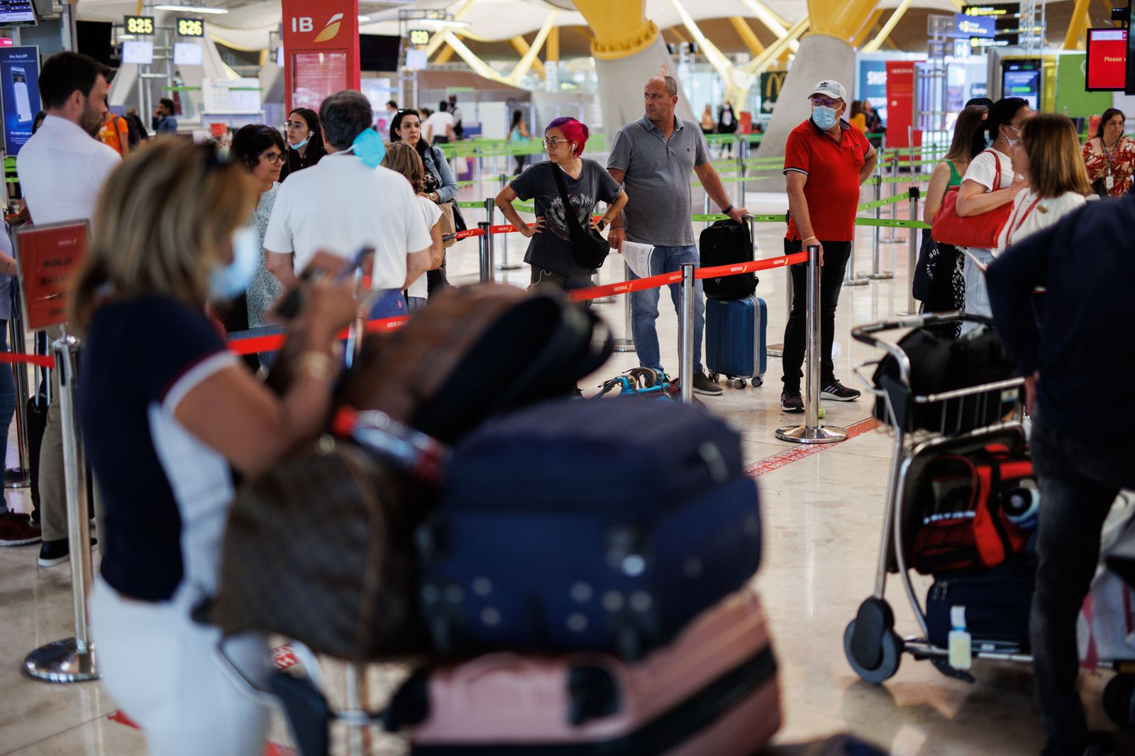 Largas colas en el control de Barajas al mediodía a pesar del refuerzo de agentes
