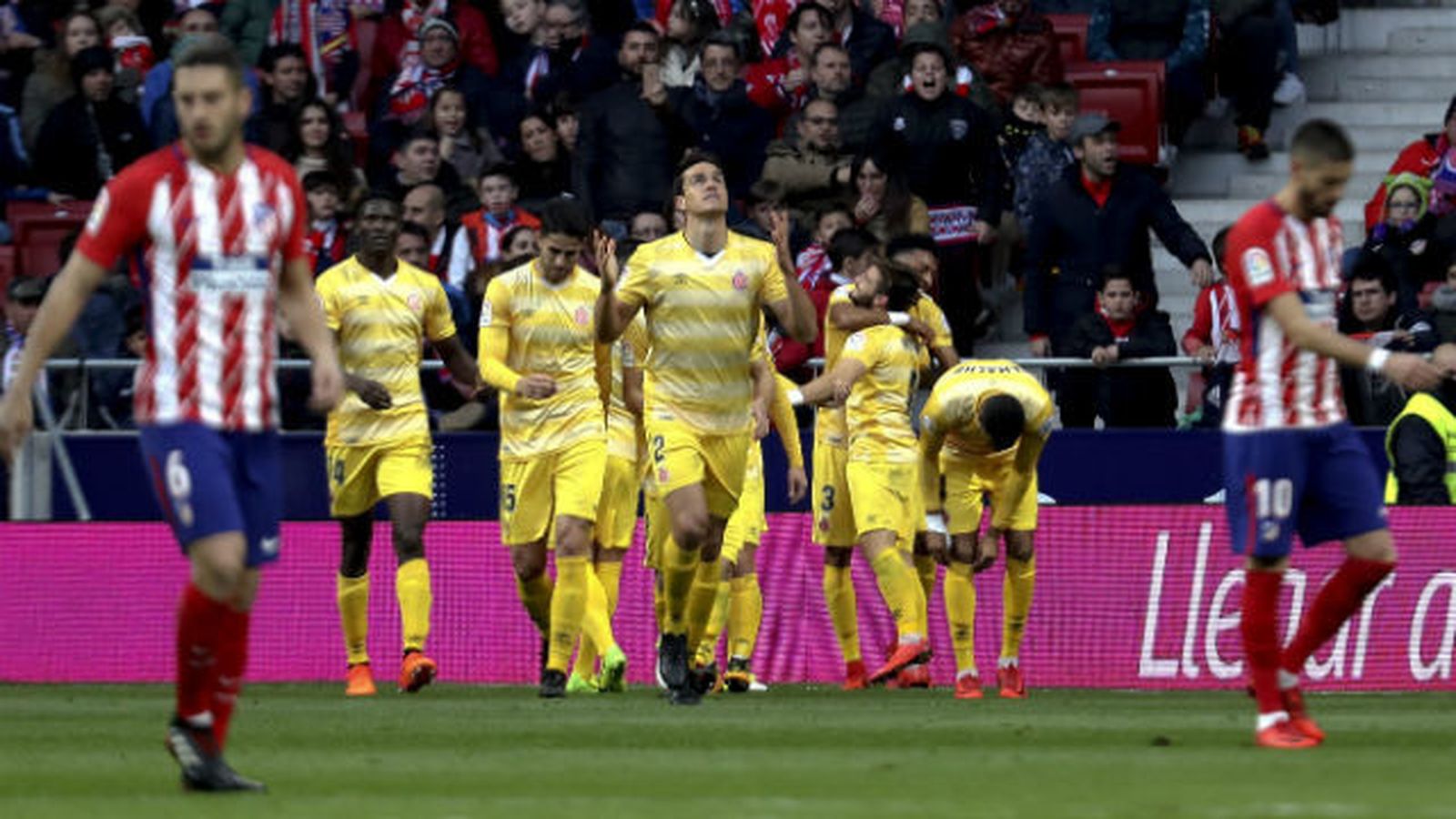 El centrocampista ghanés del Atlético de Madrid, Thomas Partey, controla el balón frente al centrocampista del Girona, Borja Ga