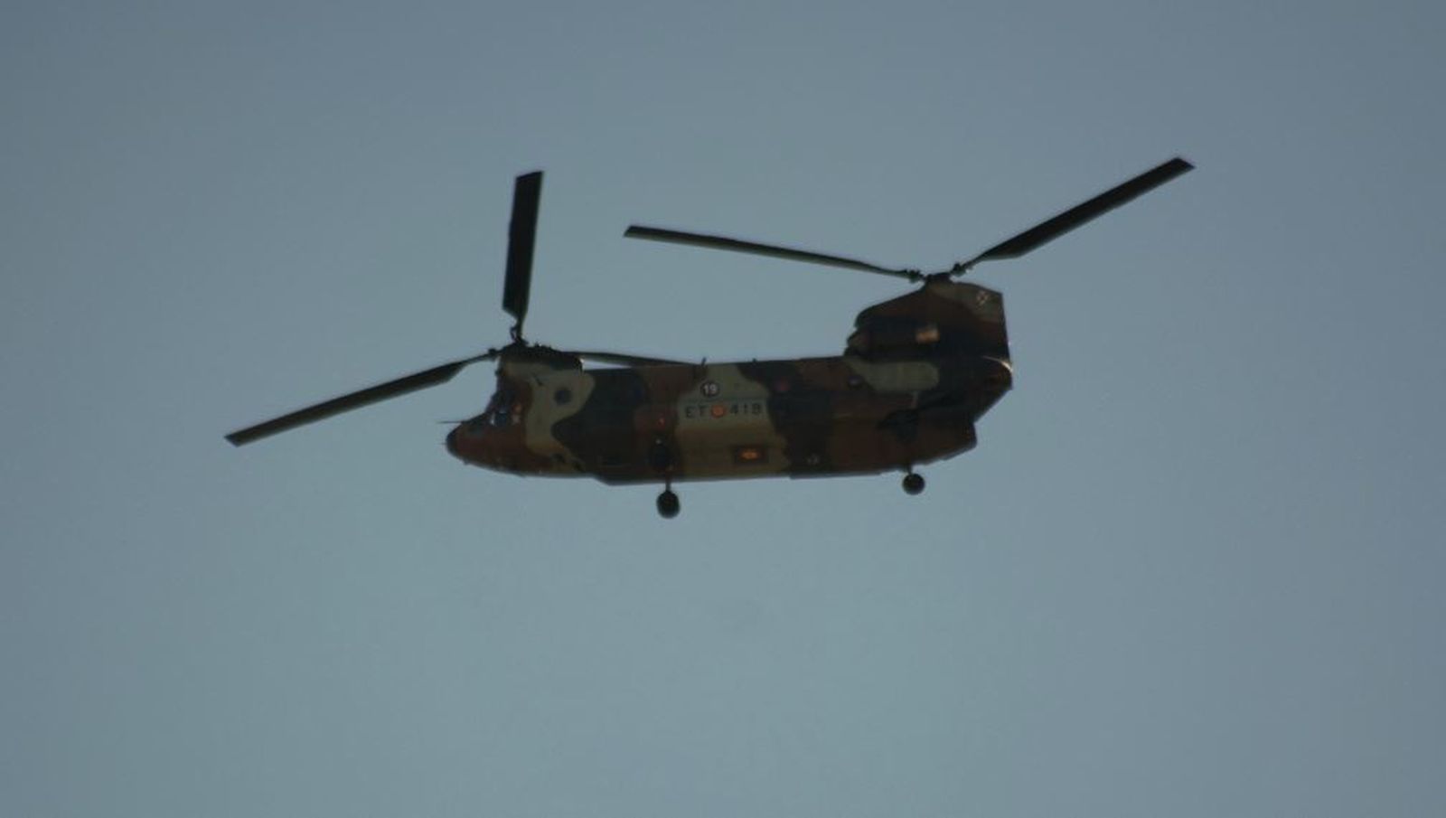 Un helicóptero militar, durante lo ensayos aéreos en Madrid de cara al 12-O (@Vleges)