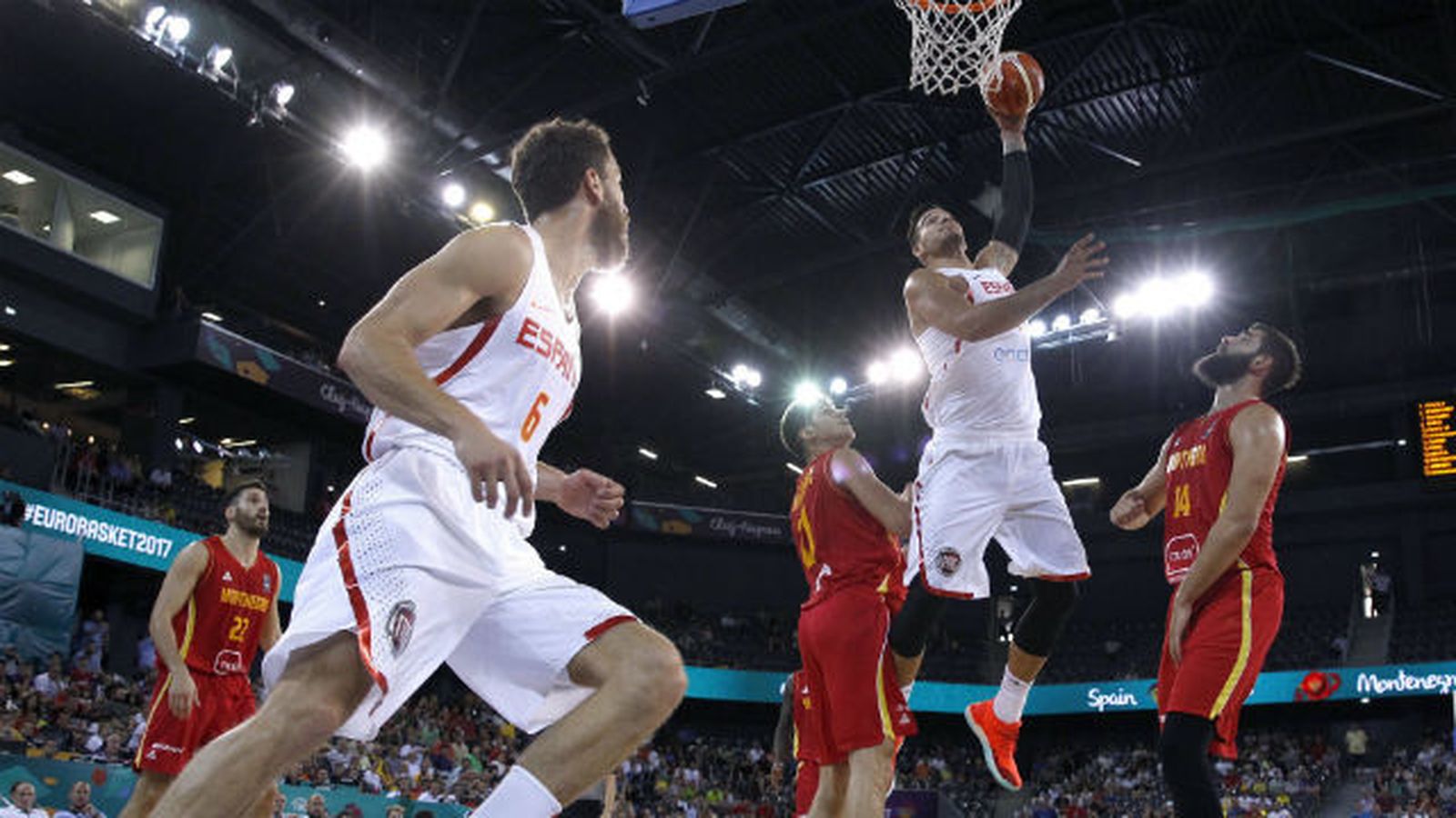 Willy machacando el aro con la Selección Española de Baloncesto