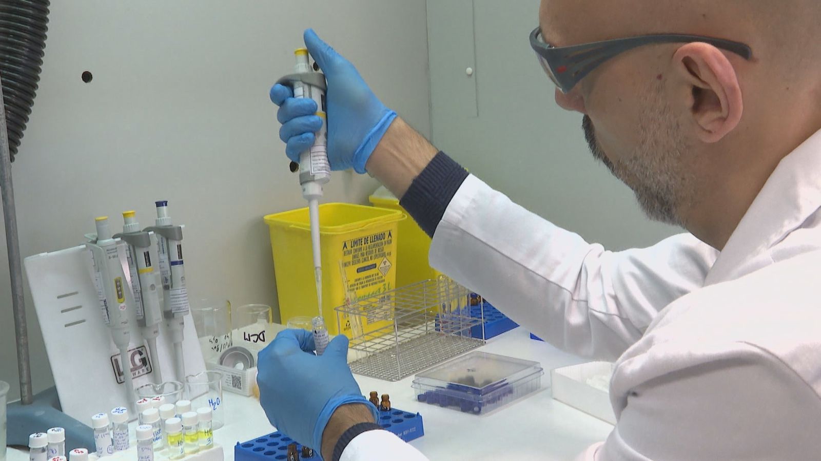 Un miembro del laboratorio municipal de aguas residuales de Madrid analiza una muestra