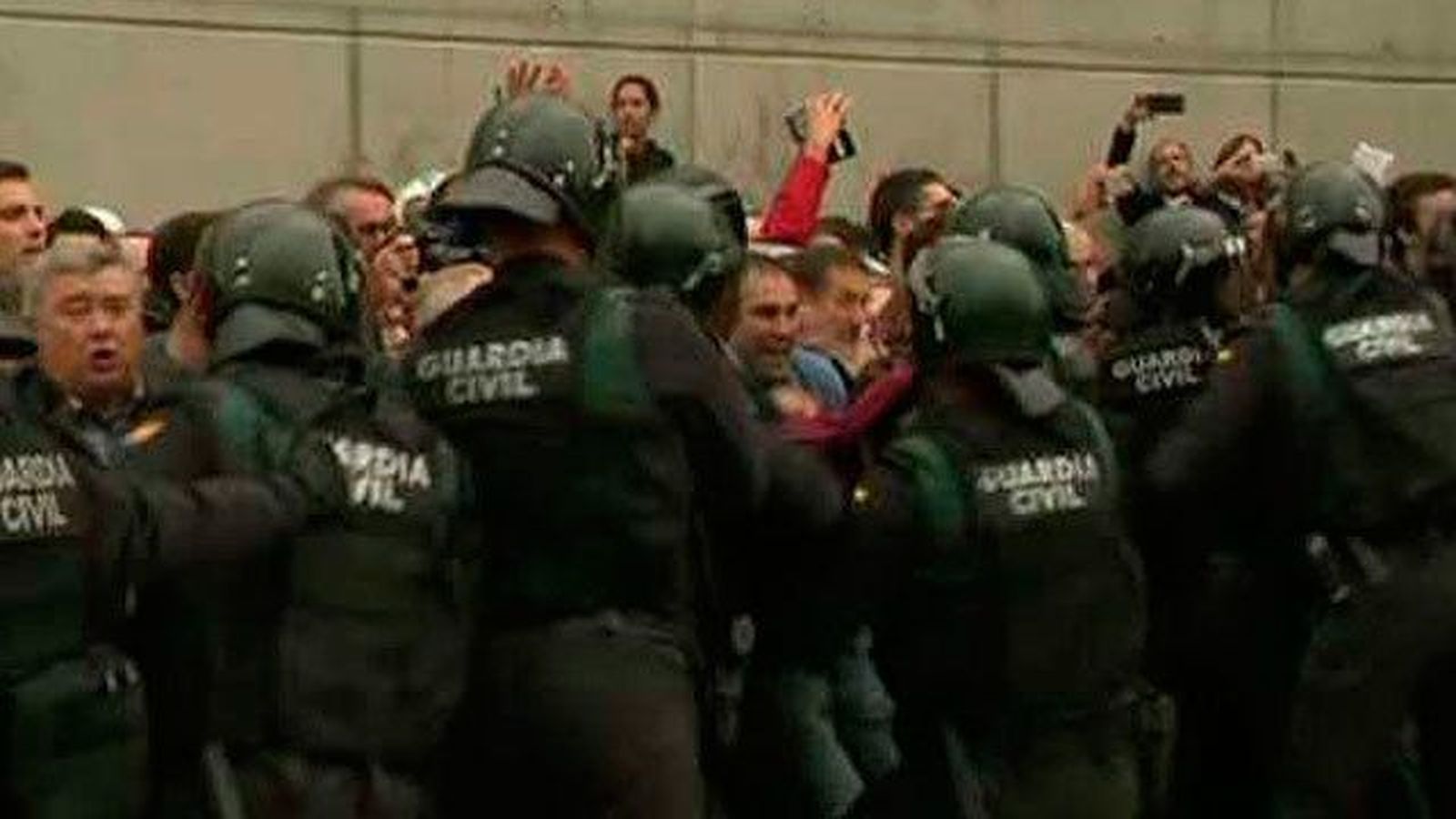 La Guardia Civil interviene el punto de votación de Puigdemont en Sant Julià de Ramis (Girona)