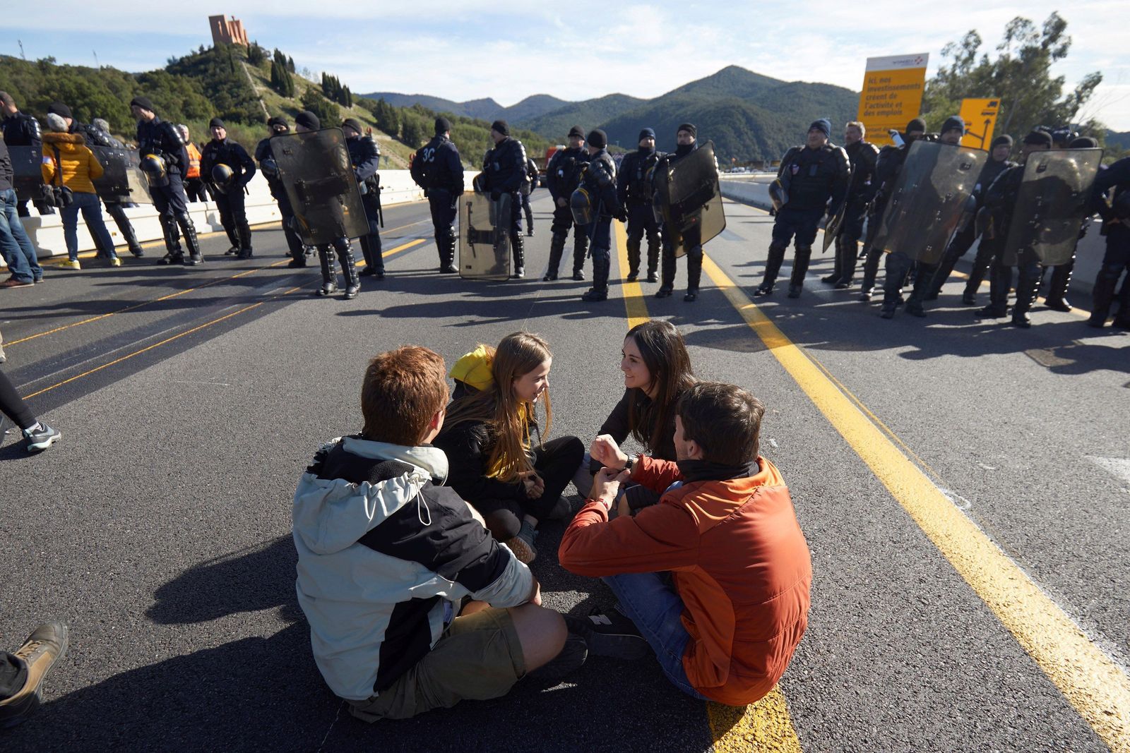 Manifestantes independentistas tratar de bloquear la frontera con Francia