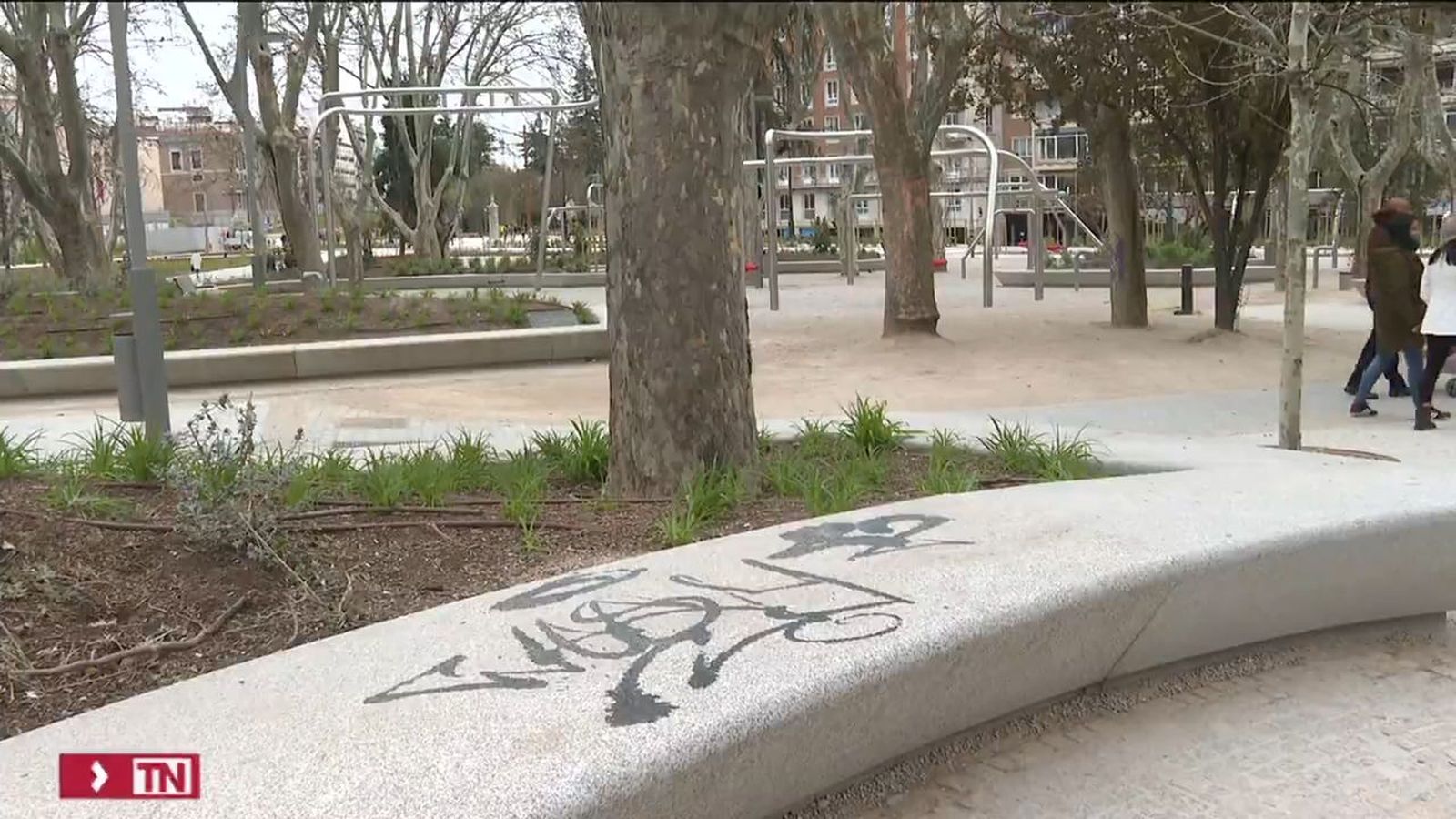 Grafitis hasta en los árboles en la renovada Plaza de España