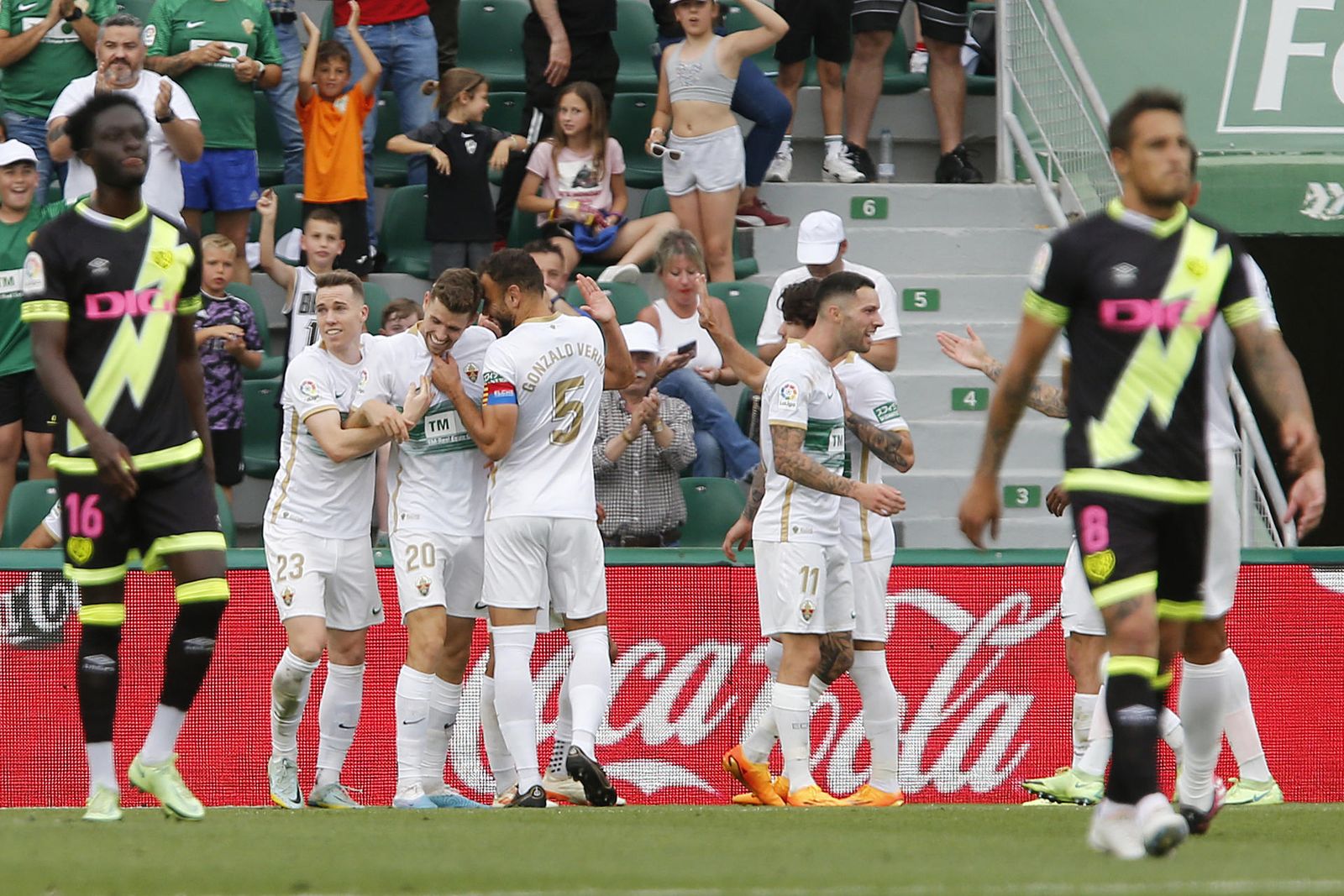 Un Rayo irreconocible en inferioridad cae en Elche por 4-0