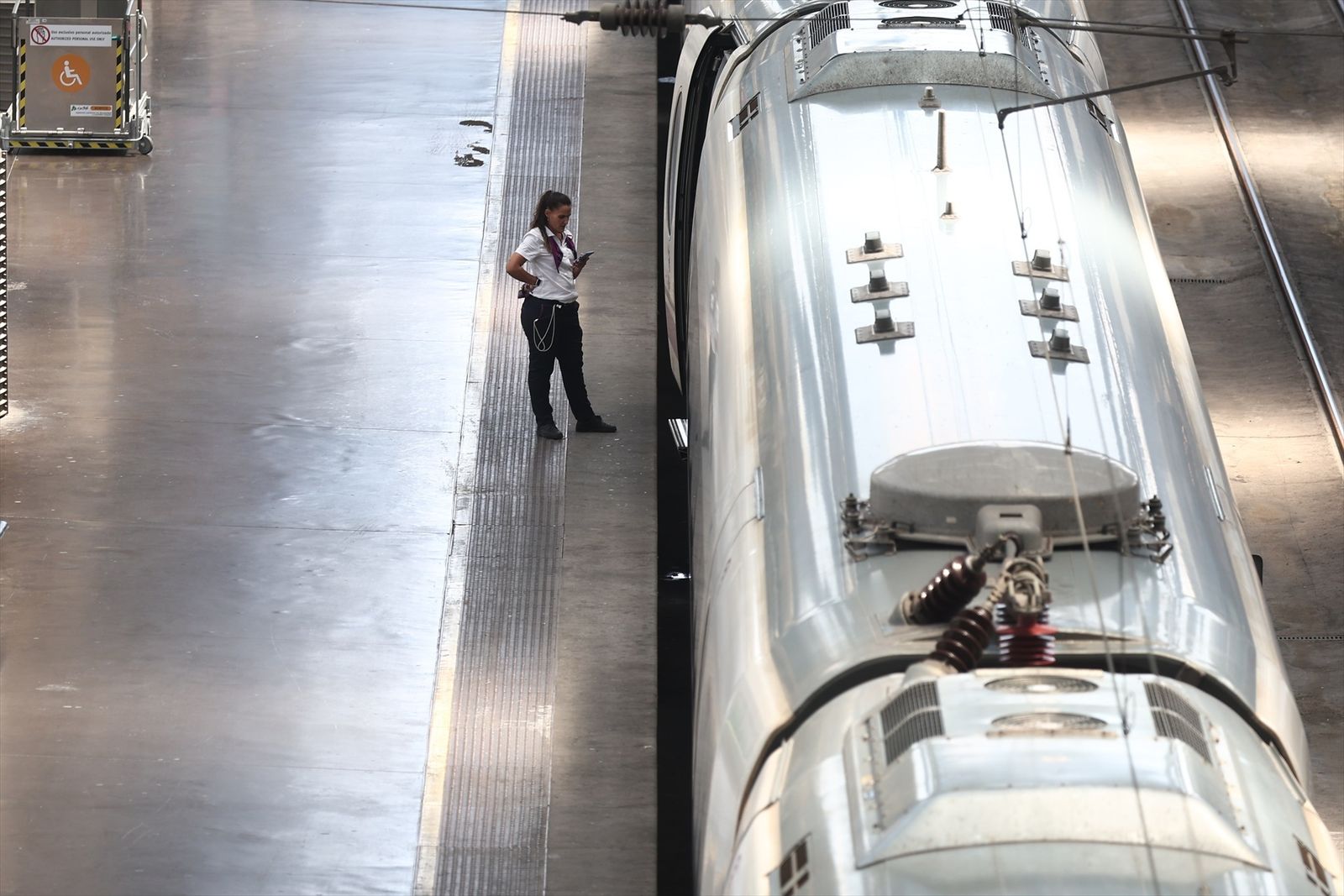 Tripulante de tren en el andén de la estación Puerta de Atocha