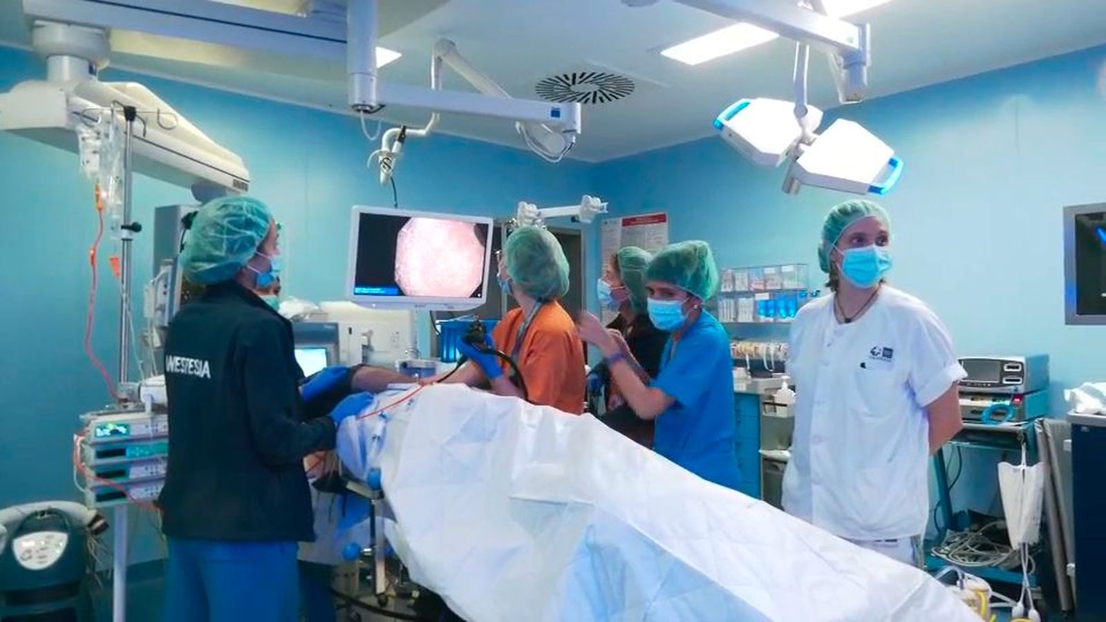 Cientos de médicos dejan de hacer horas extras para operar