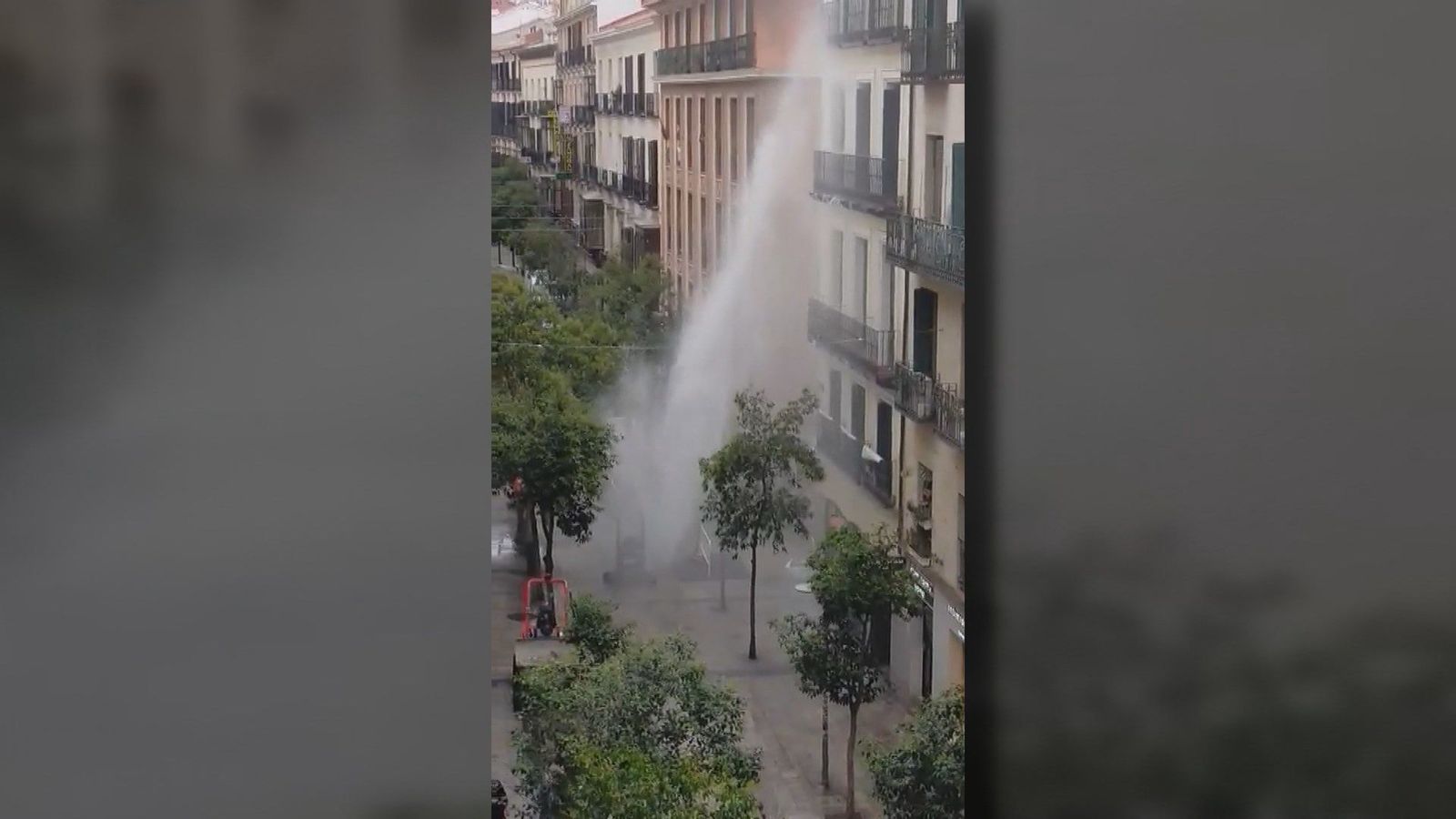 Un 'géiser' inunda parte de la calle Fuencarral en una zona cercana a la Gran Vía