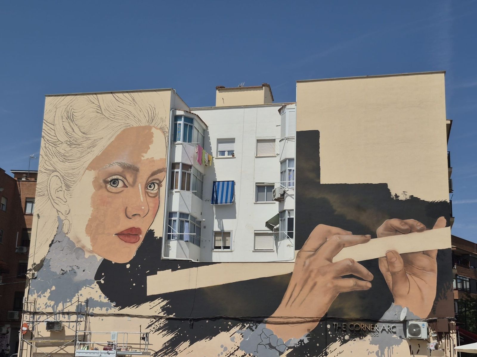 El mural gigante de Sfhir en Arganda del Rey en plena ejecución