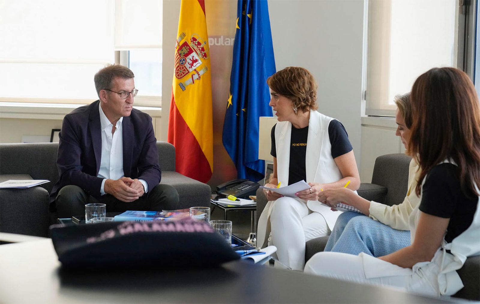 Núñez Feijóo  con representantes del club de Malasmadres