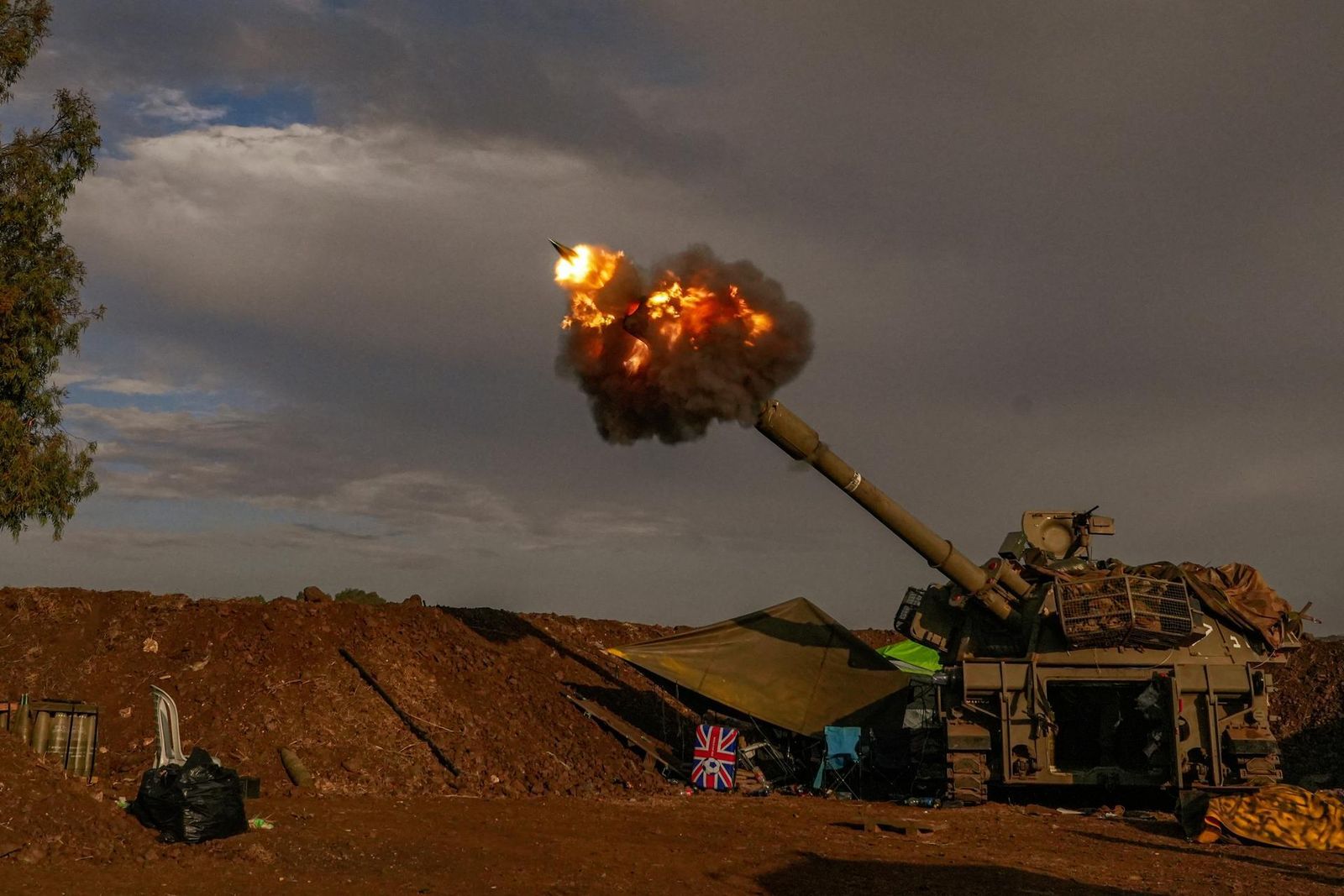 Artillería israelí dispara durante un ejercicio militar en los Altos del Golán