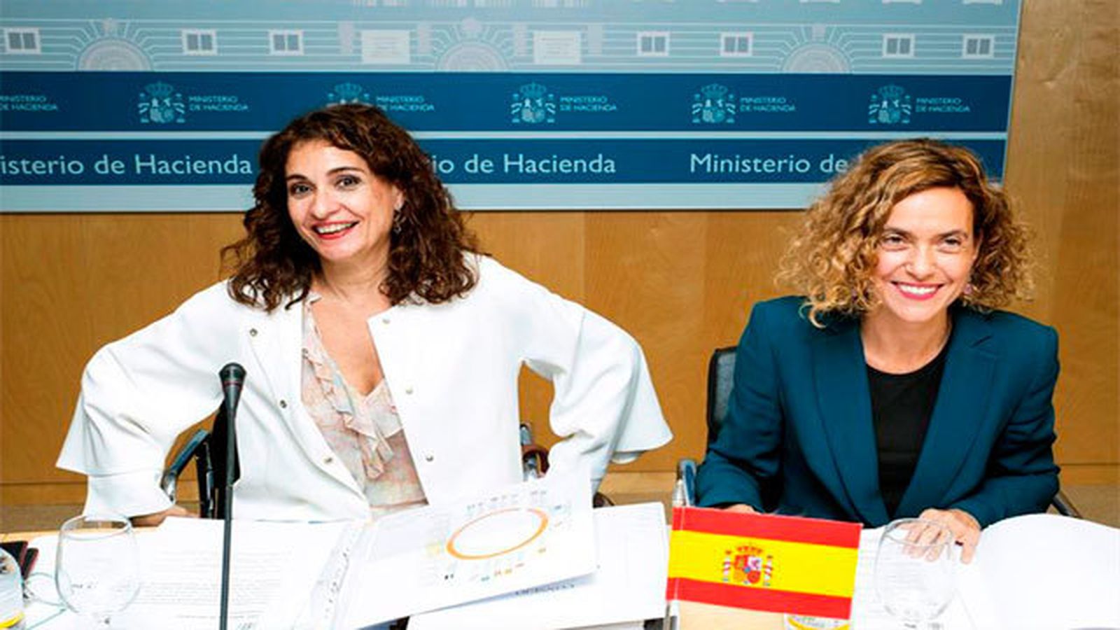 La ministra de Hacienda, María Jesús Montero con la ministra de Política Territorial, Meritxell Batet en la reunión del Consejo