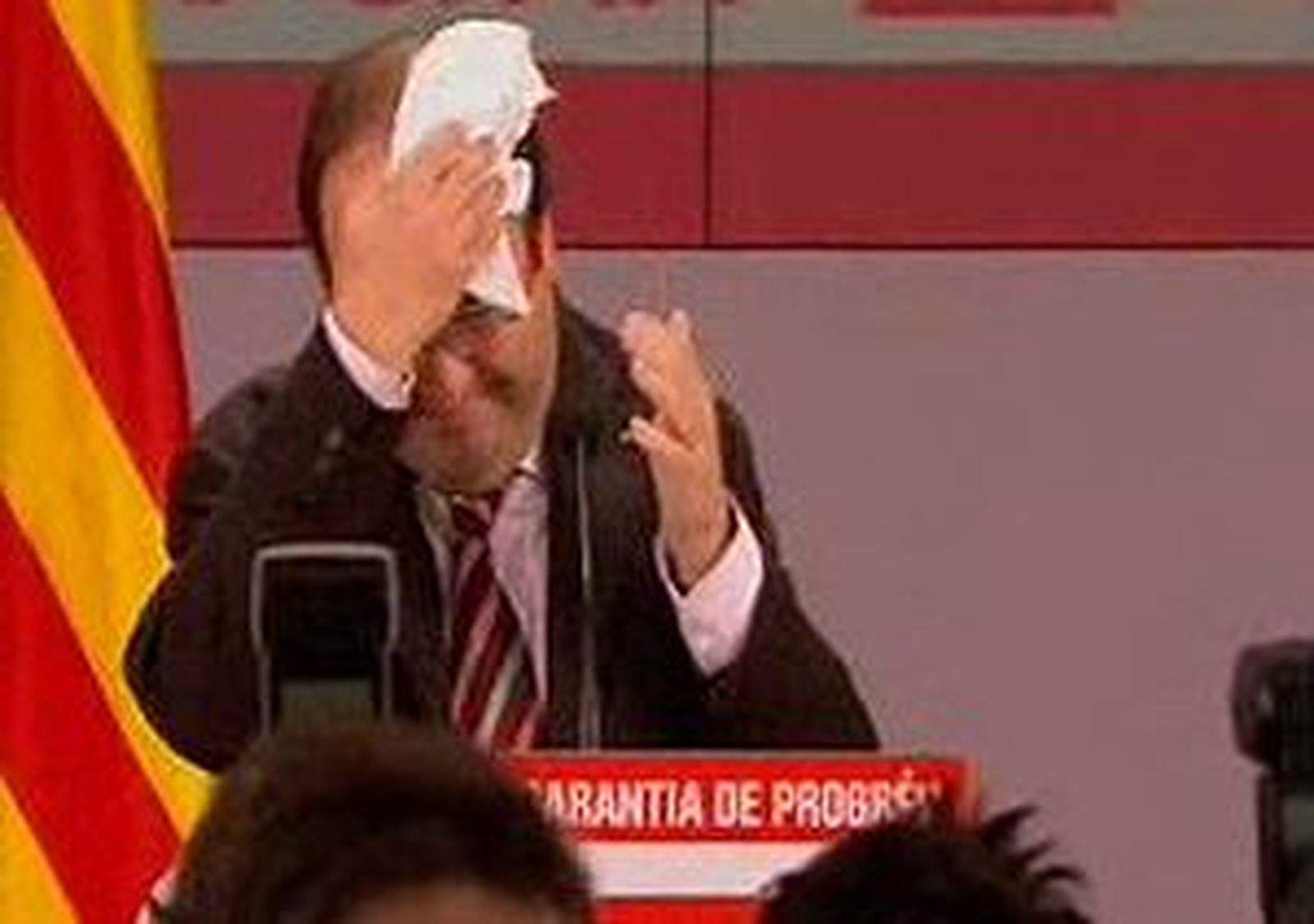 Lanzan un huevo a Iceta tras el grito: "rojo de mierda"