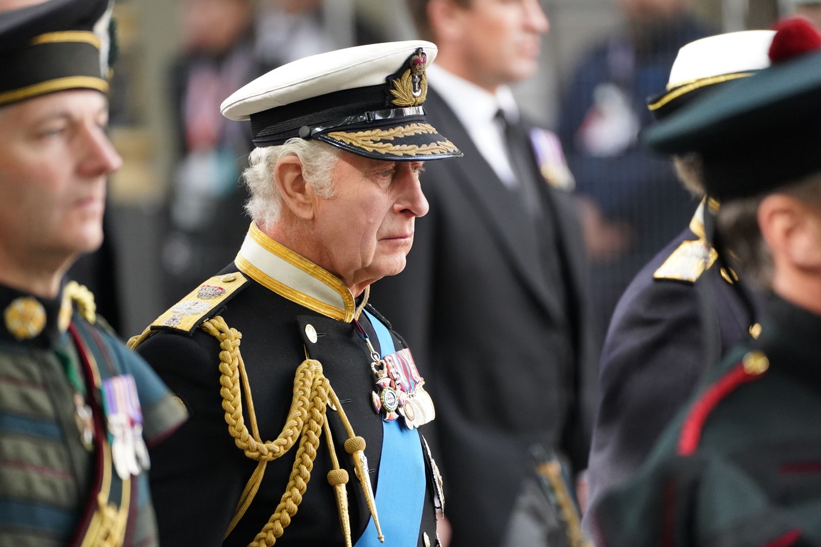 Semblante triste del nuevo rey de Reino Unido, Carlos III, en la despedida de su madre, Isabel II.