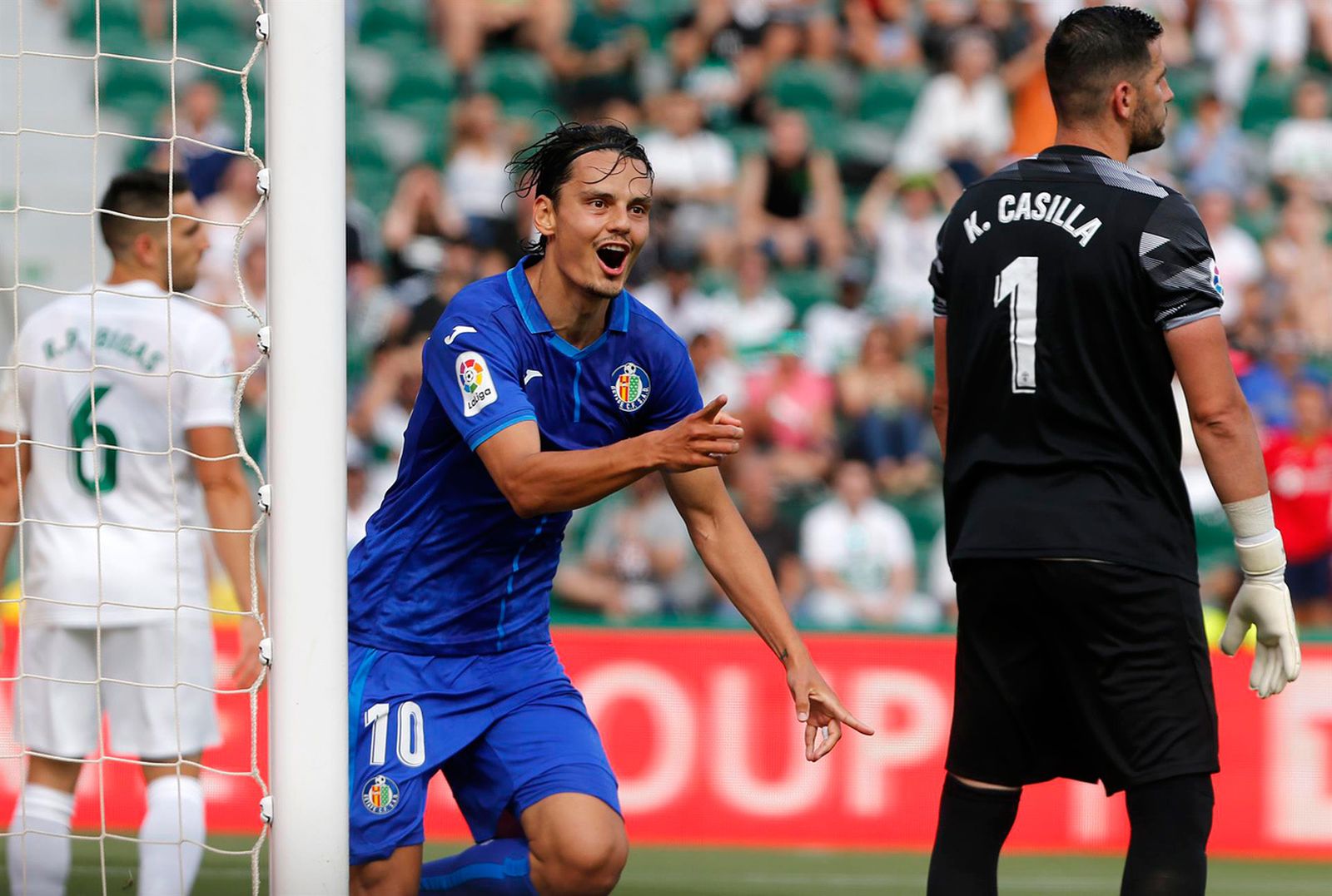 El delantero turco del Getafe Enes Ünal celebra su gol ante el Elche durante el partido de Liga que el Elche y Getafe disputan este domingo en el estadio Martinez Valero de Elche
