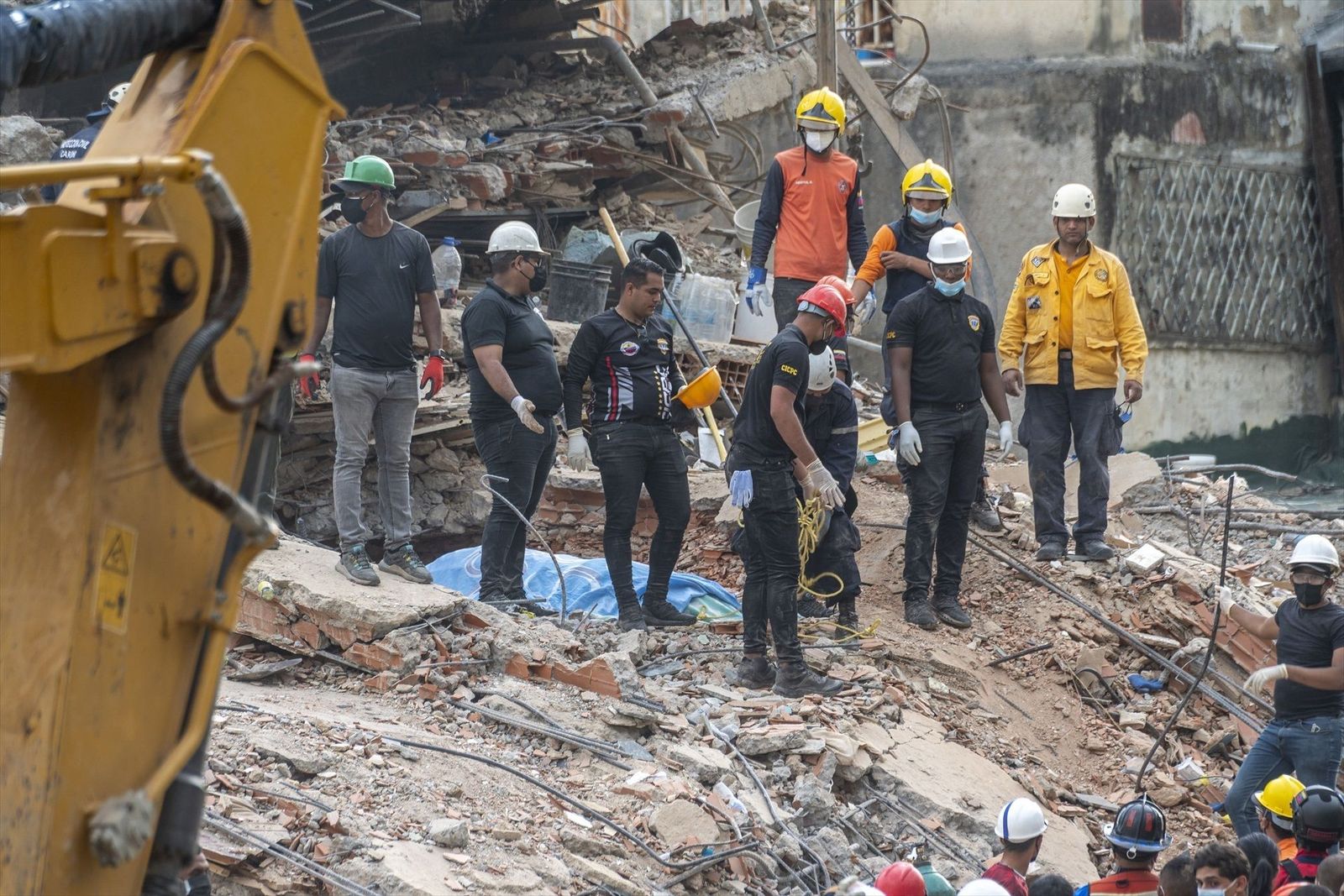 Continúa el agónico rescate de Hernán, el superviviente que lleva siete días bajo los escombros en Venezuela
