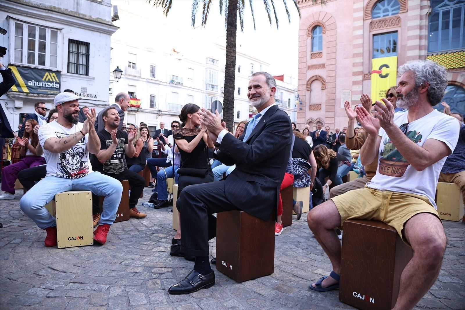 Los Reyes participan en una cajoneada popular en Cádiz