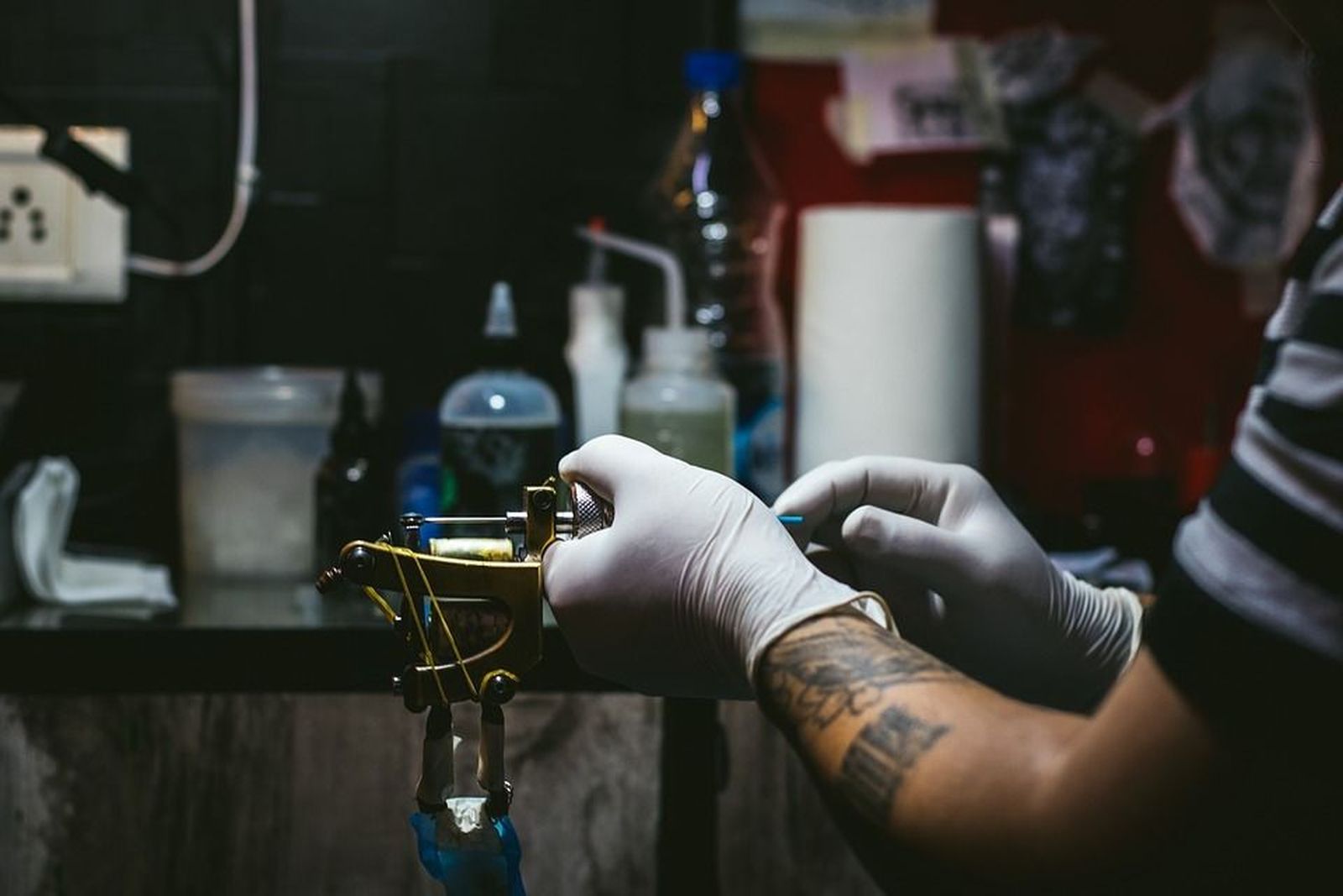 Los estudios de tatuaje reabren con grandes medidas de higiene