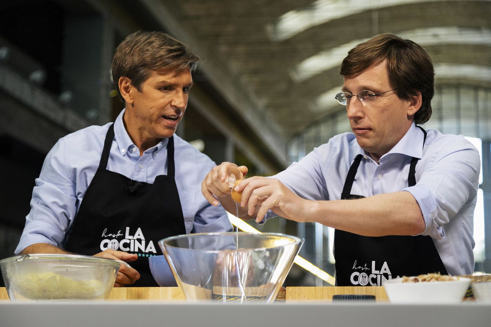 ¿Qué tal se le da a José Luis Martínez-Almeida cocinar? Lo descubrimos en 'Hasta la cocina'