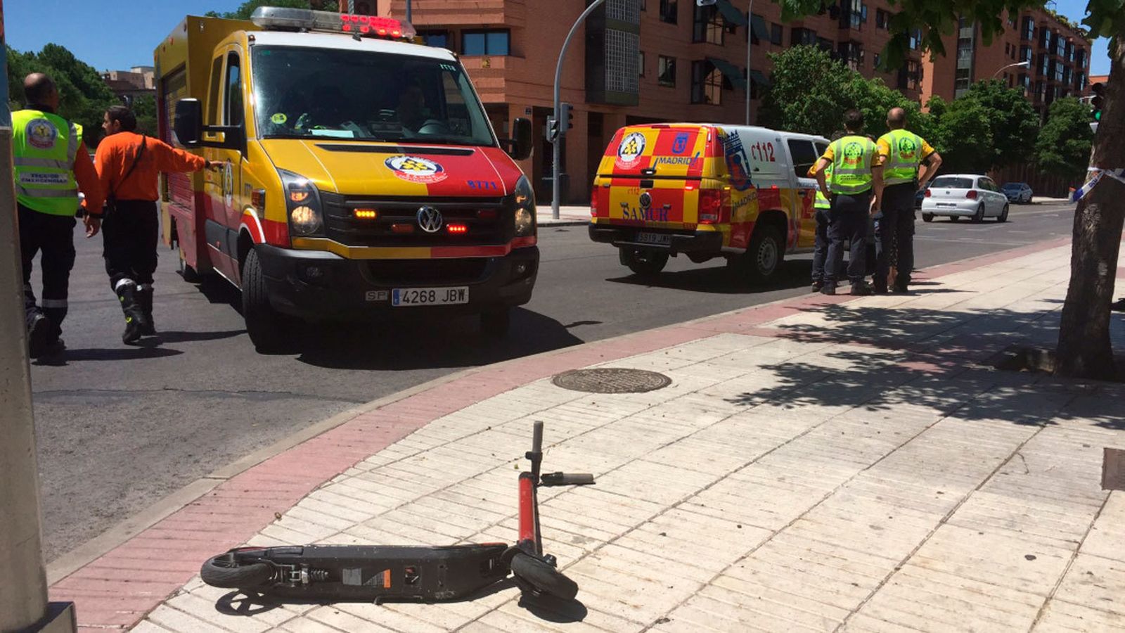 Un menor en patinete herido grave en San Blás al ser atropellado en un semáforo