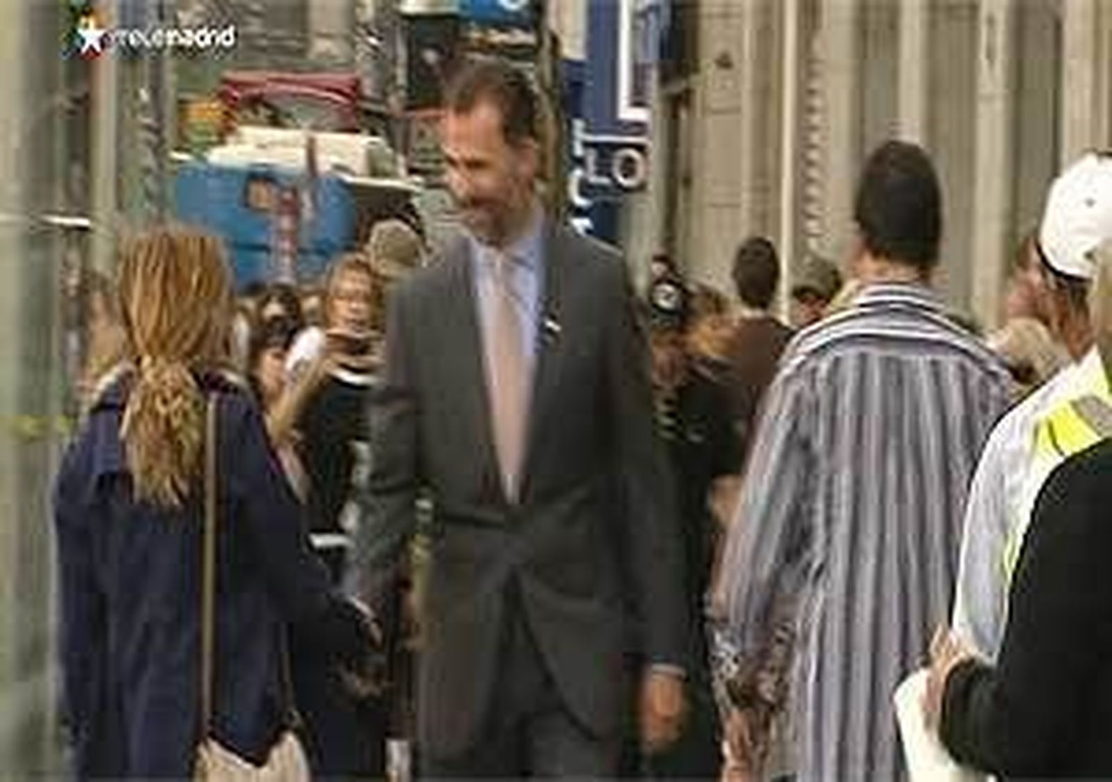 El Príncipe sorprende a los madrileños paseando a pie por el centro de Madrid