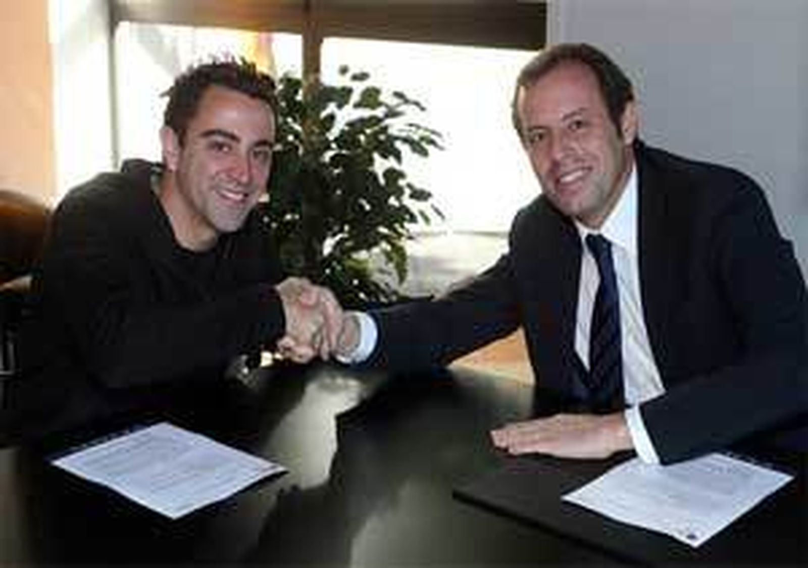 Xavi Hernández amplia contrato hasta junio de 2016