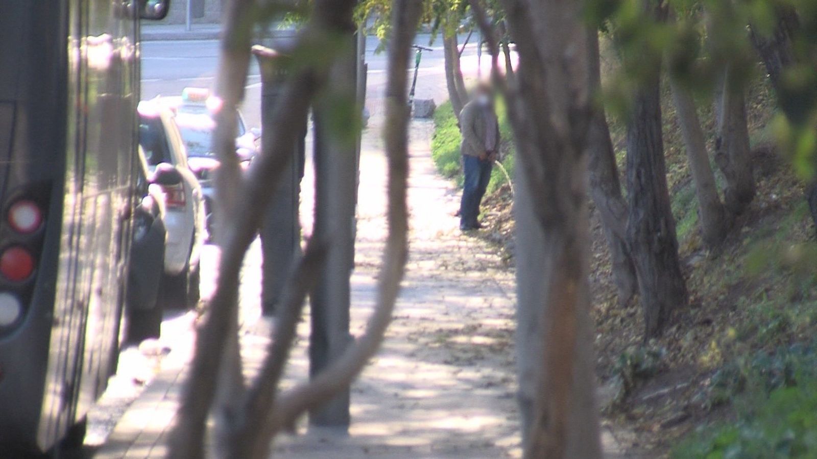 Taxistas y conductores VTC utilizan una calle de Atocha como urinario