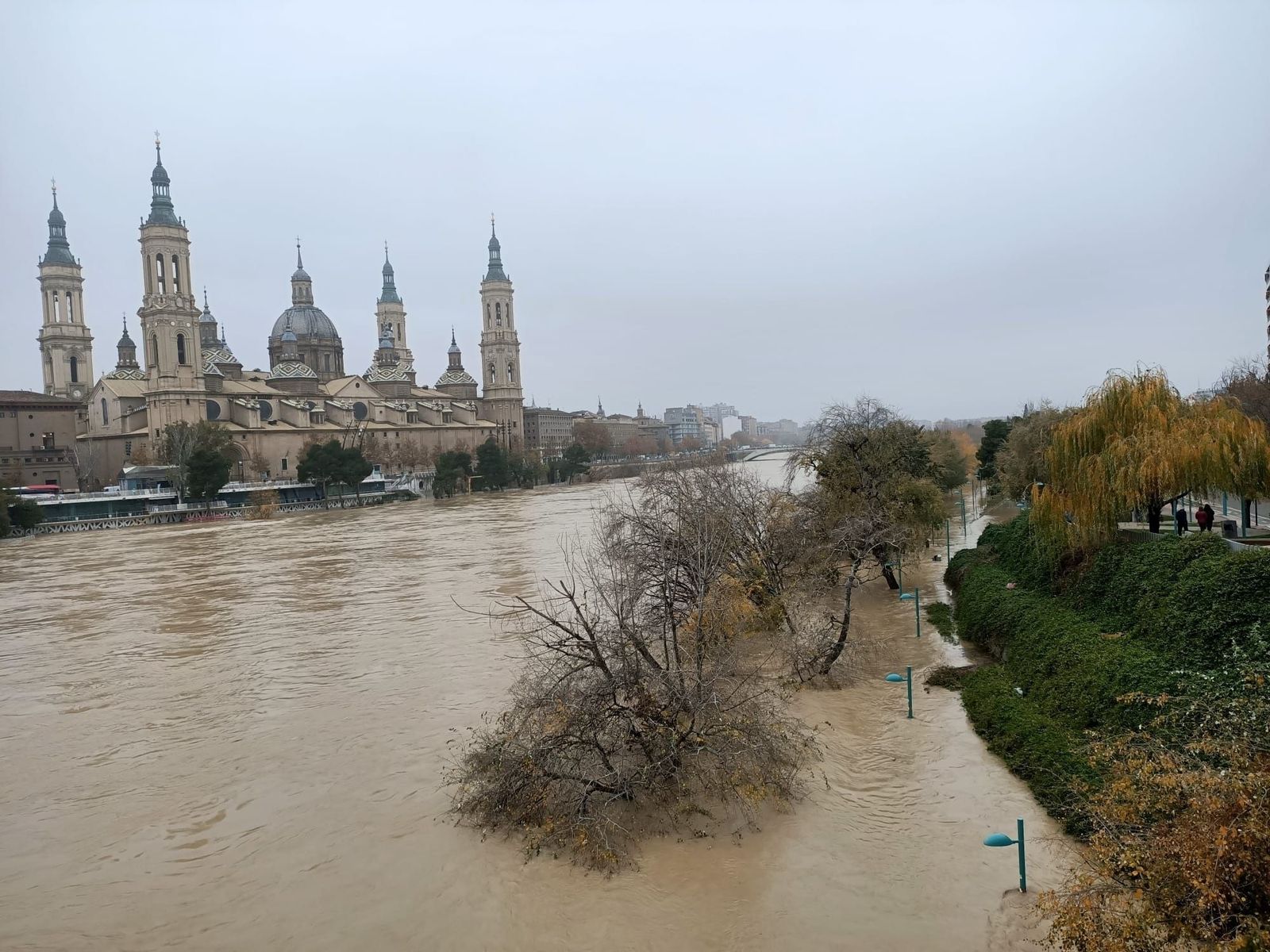 Alerta máxima en Zaragoza por la crecida del Ebro