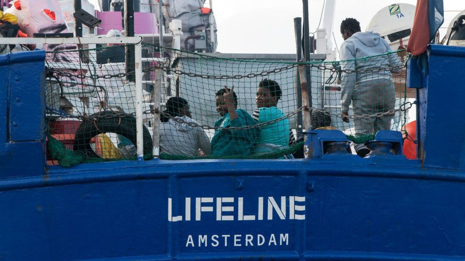 Más de 300 inmigrantes esperan en el Mediterráneo a que la UE los acoja