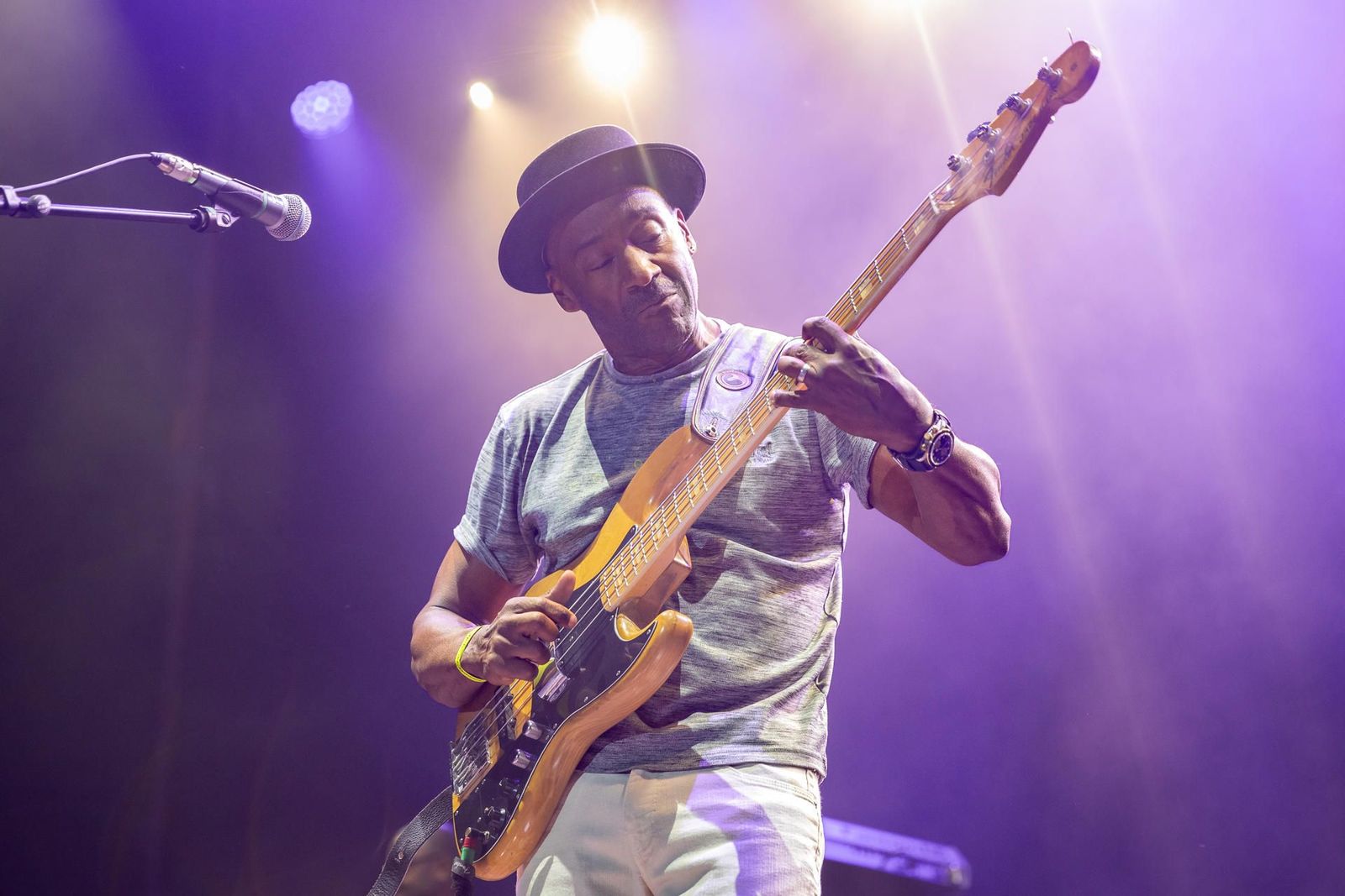 El jazz de Marcus Miller llenó la Noche del Botánico de la Complutense este lunes