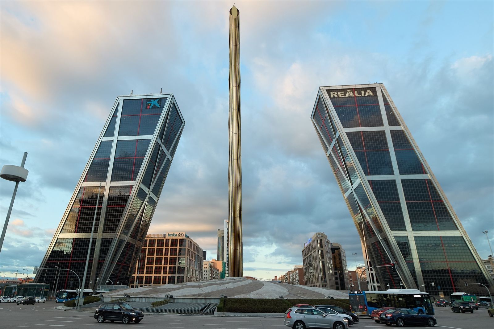 El obelisco de Calatrava en la Plaza de Castilla de Madrid
